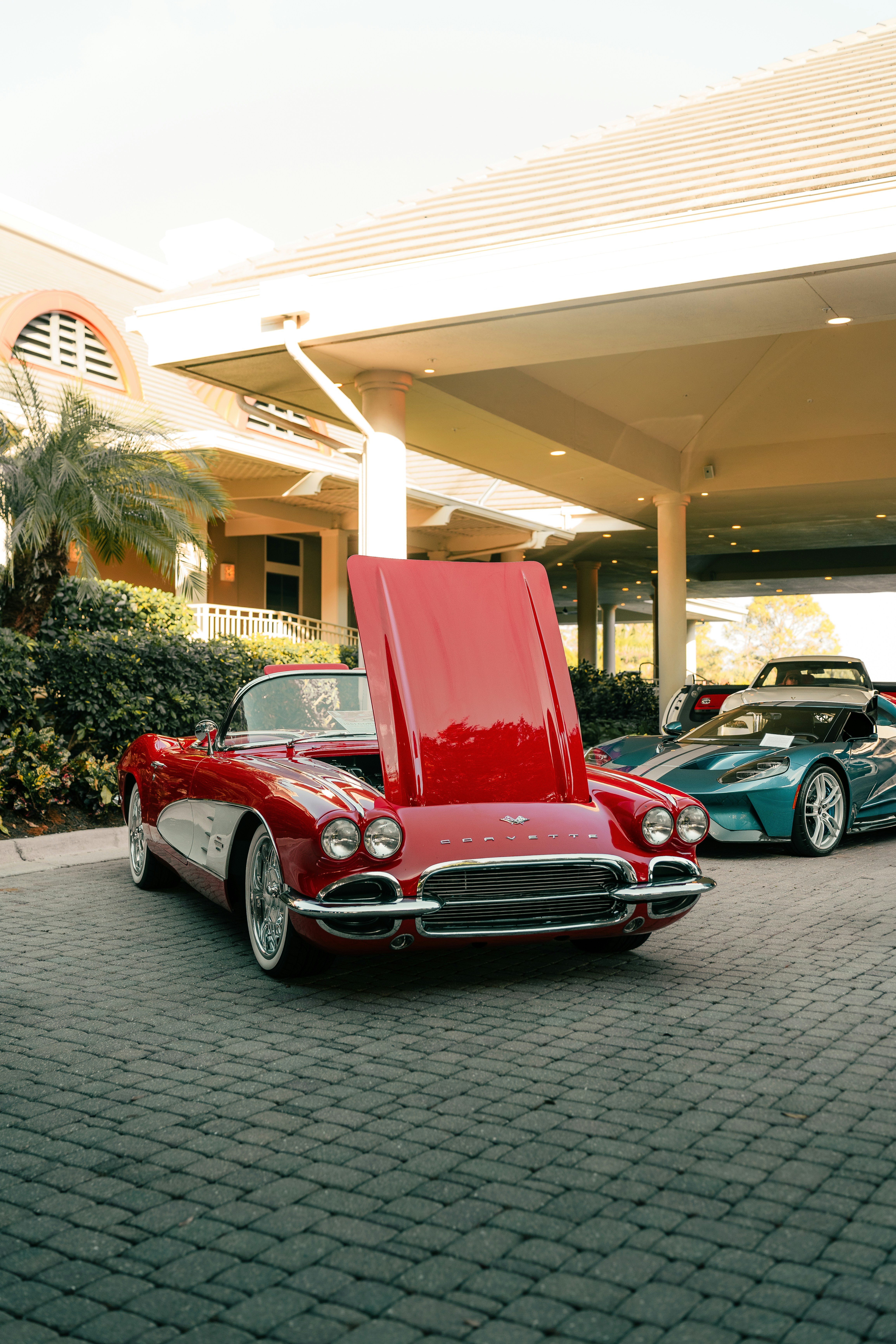 Una classica corvetta rossa con il cofano aperto.