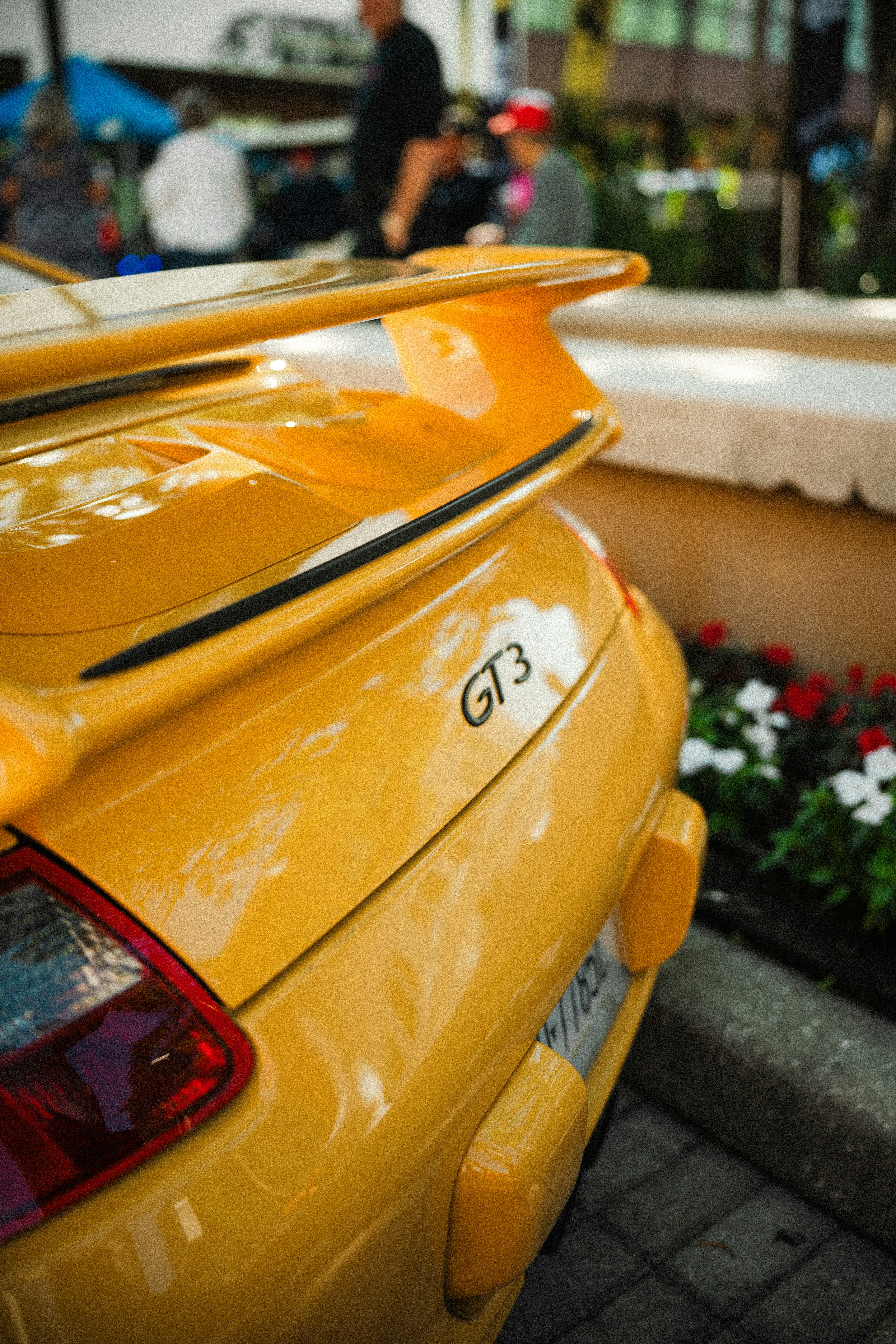 Porsche GT3 gialla in mostra.