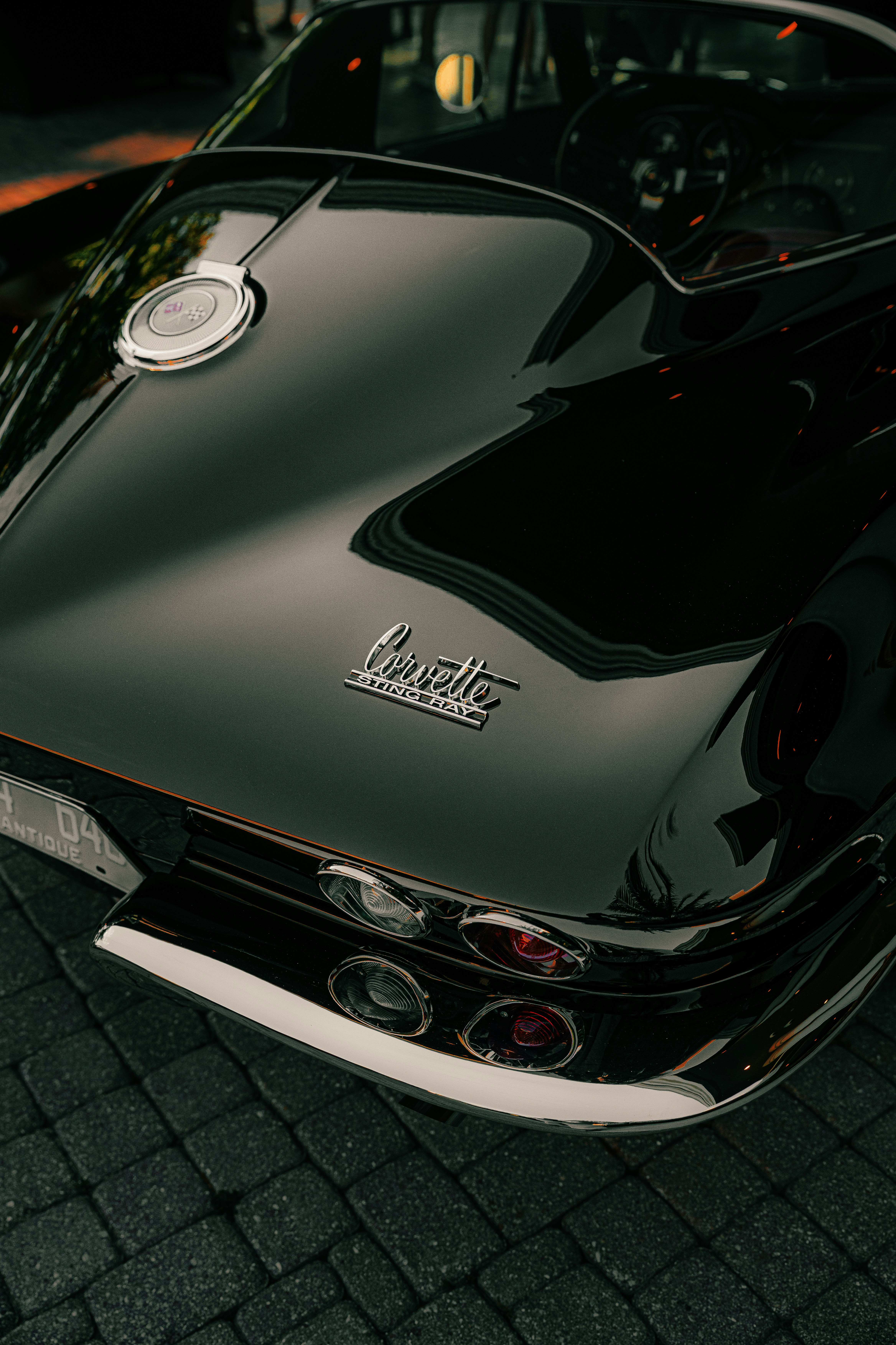 La parte posteriore di una corvetta nera è mostrata in dettaglio.