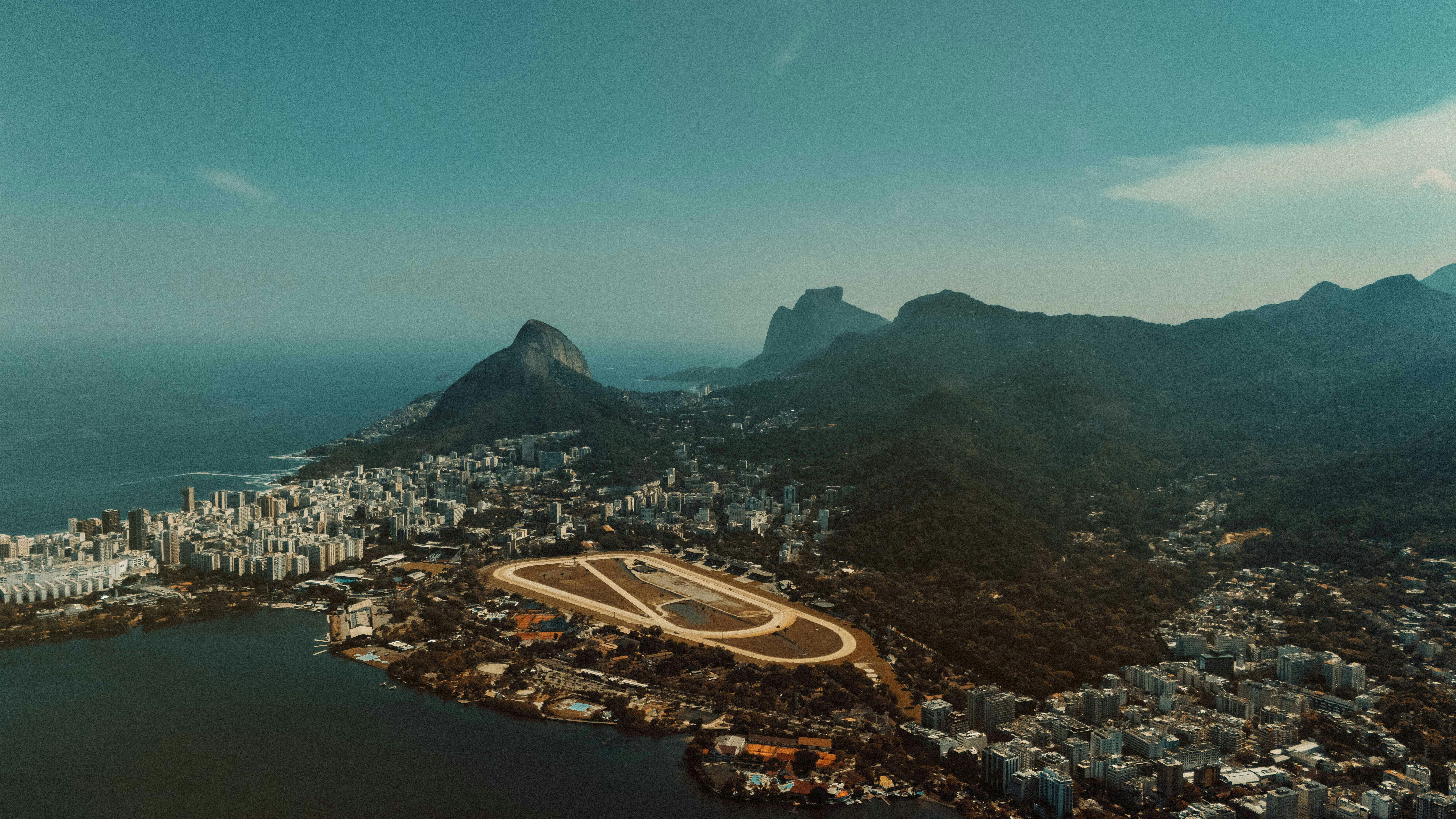 Vista aérea de un estadio de fútbol brasileño iluminado