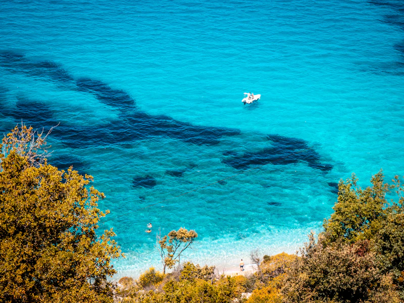 Turquoise kust bij Saranda, Albanië