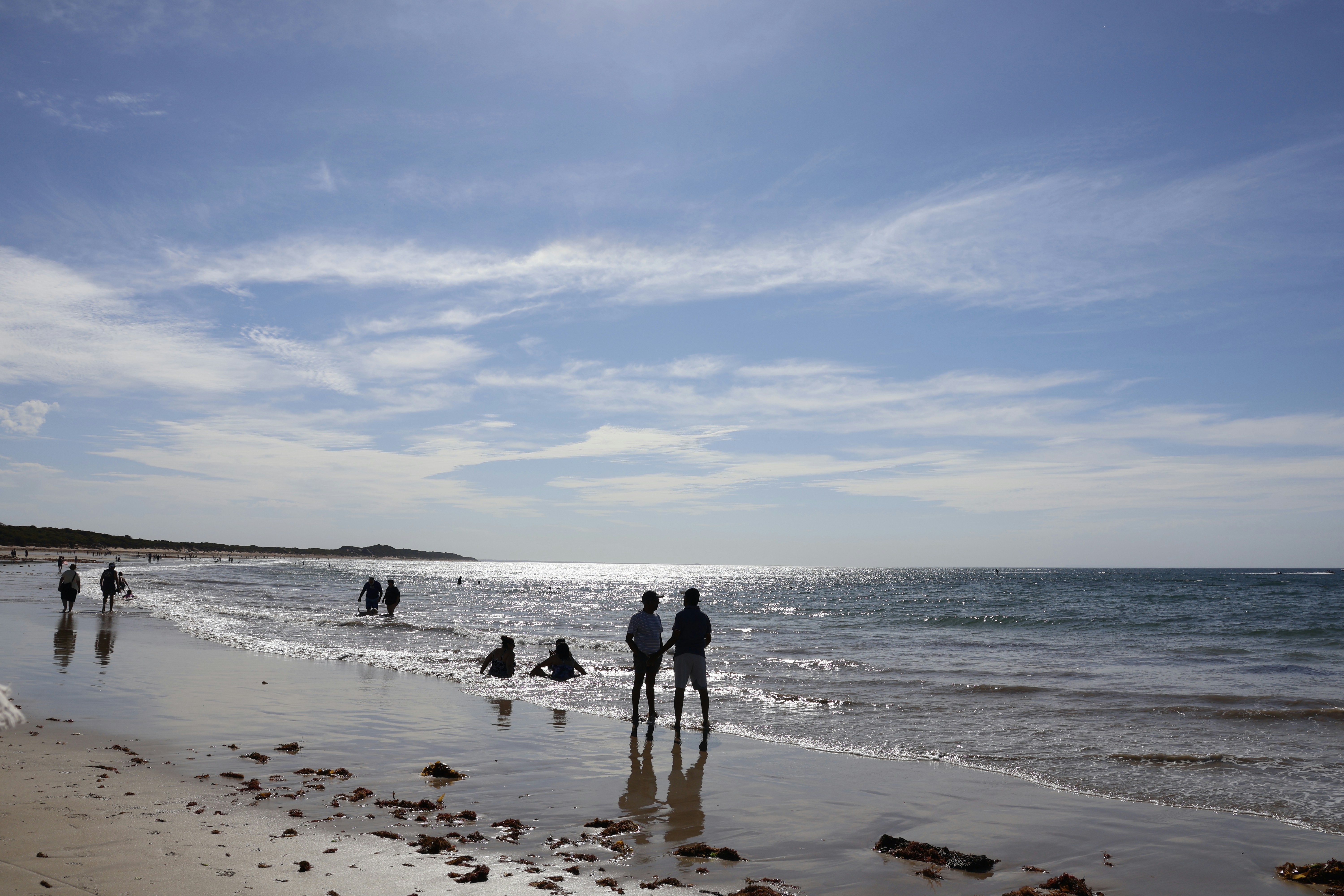 Die Menschen genießen einen sonnigen Tag am Strand.