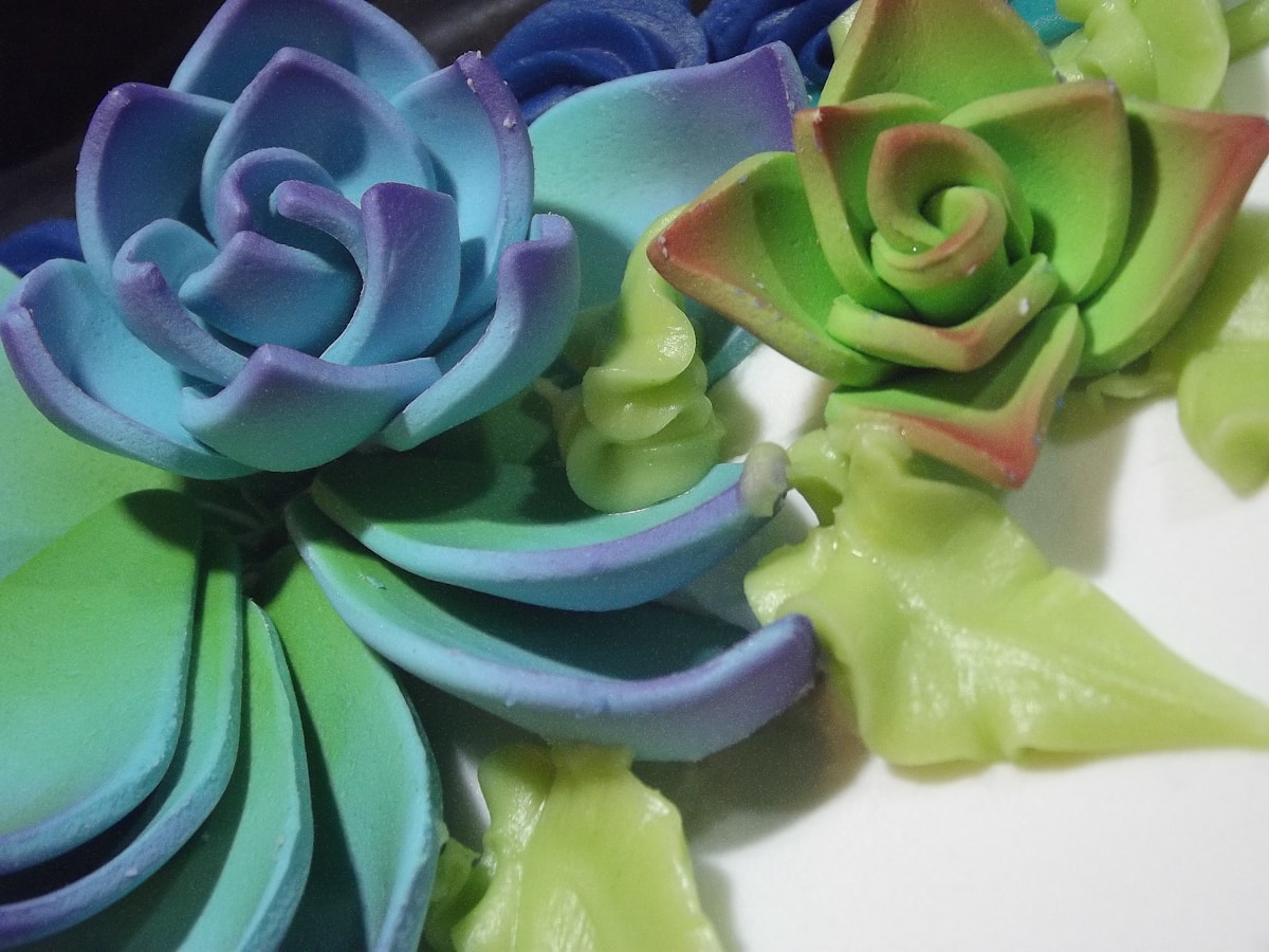 How Can You Hand Sculpt Fondant Swans Without Molds for a Wedding Cake?