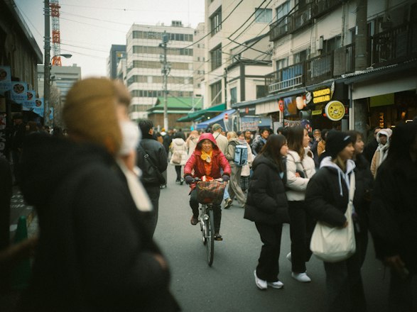 東京の通りと自転車