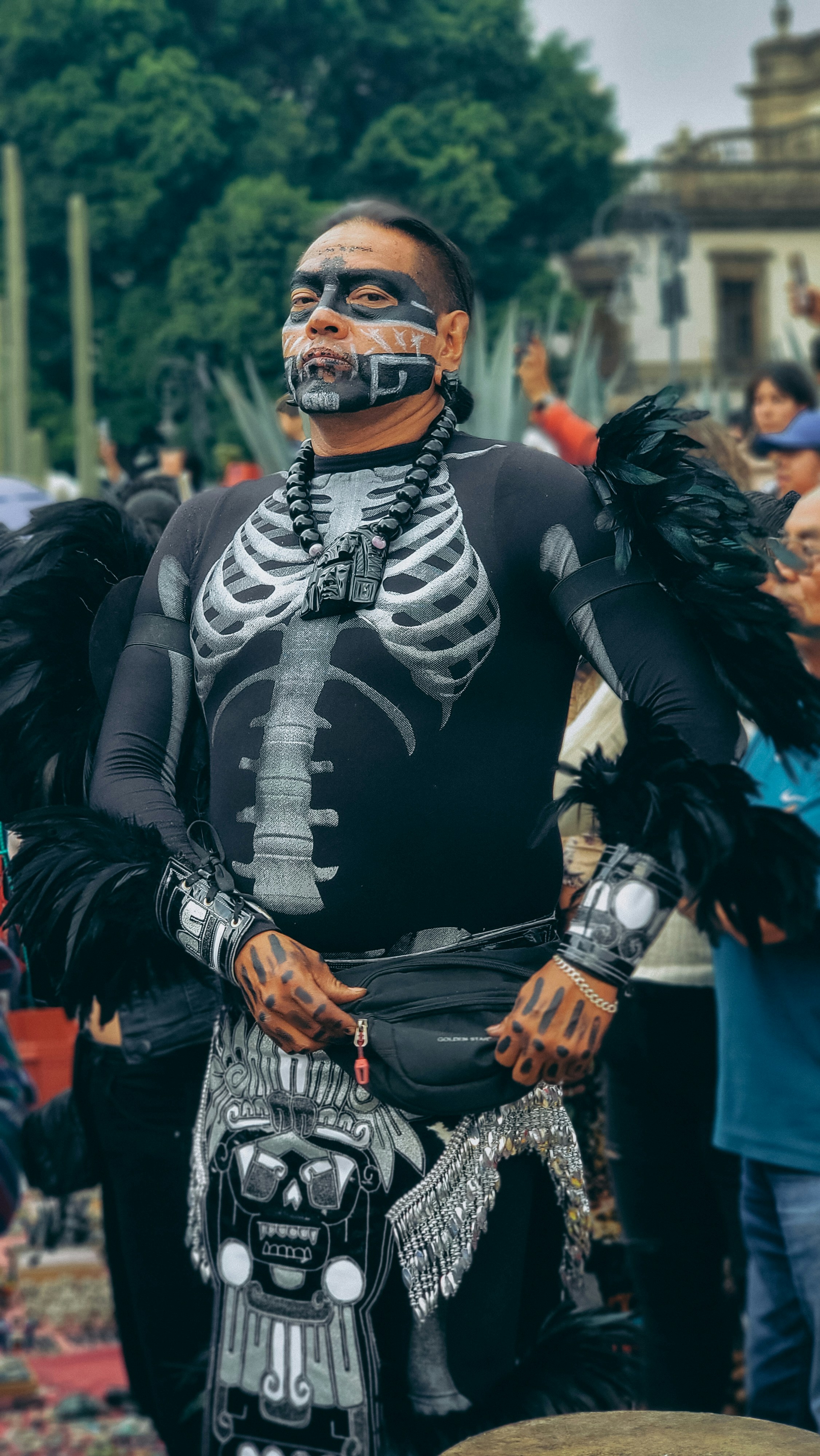 Pria berkostum kerangka berpartisipasi dalam perayaan.