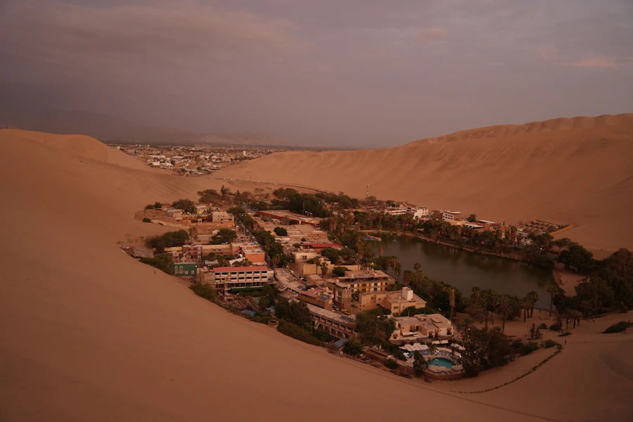 Oasis de Huacachina entre las dunas de Ica