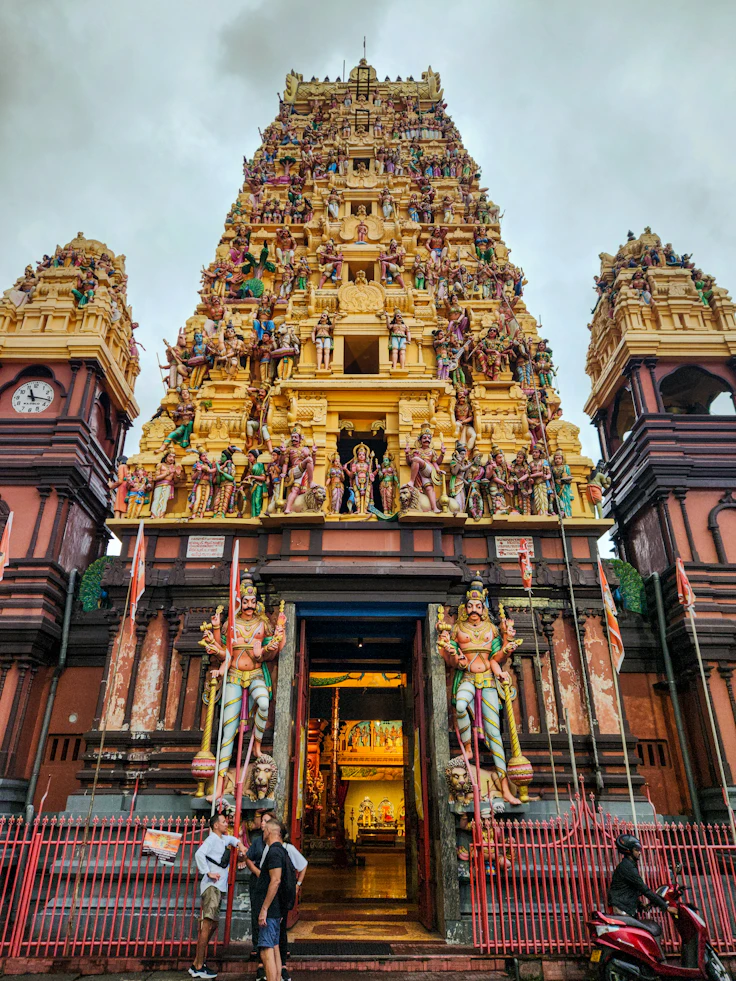 The architecture of Colombo floating temple