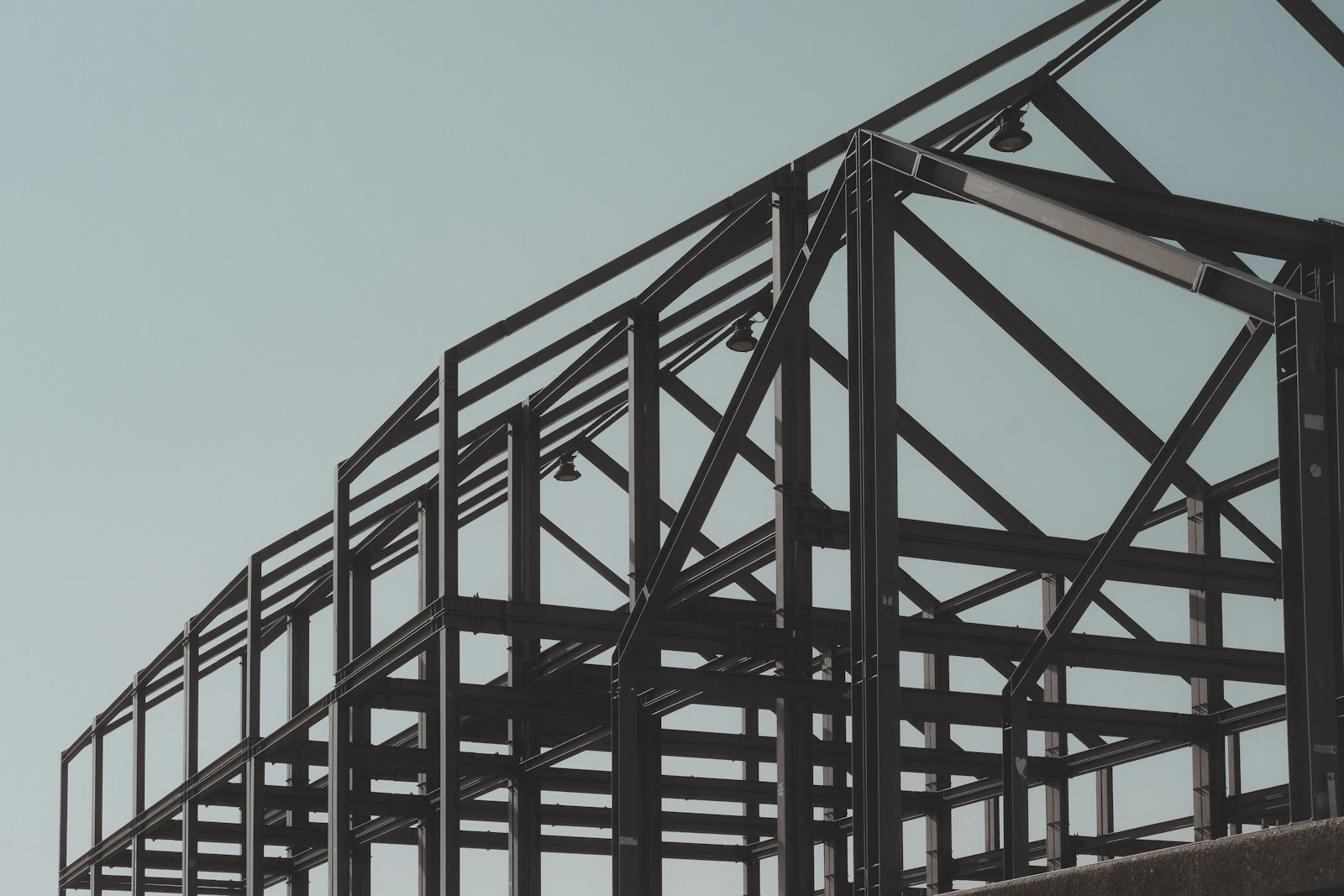 Squelette d'une charpente métallique industrielle en cours de montage