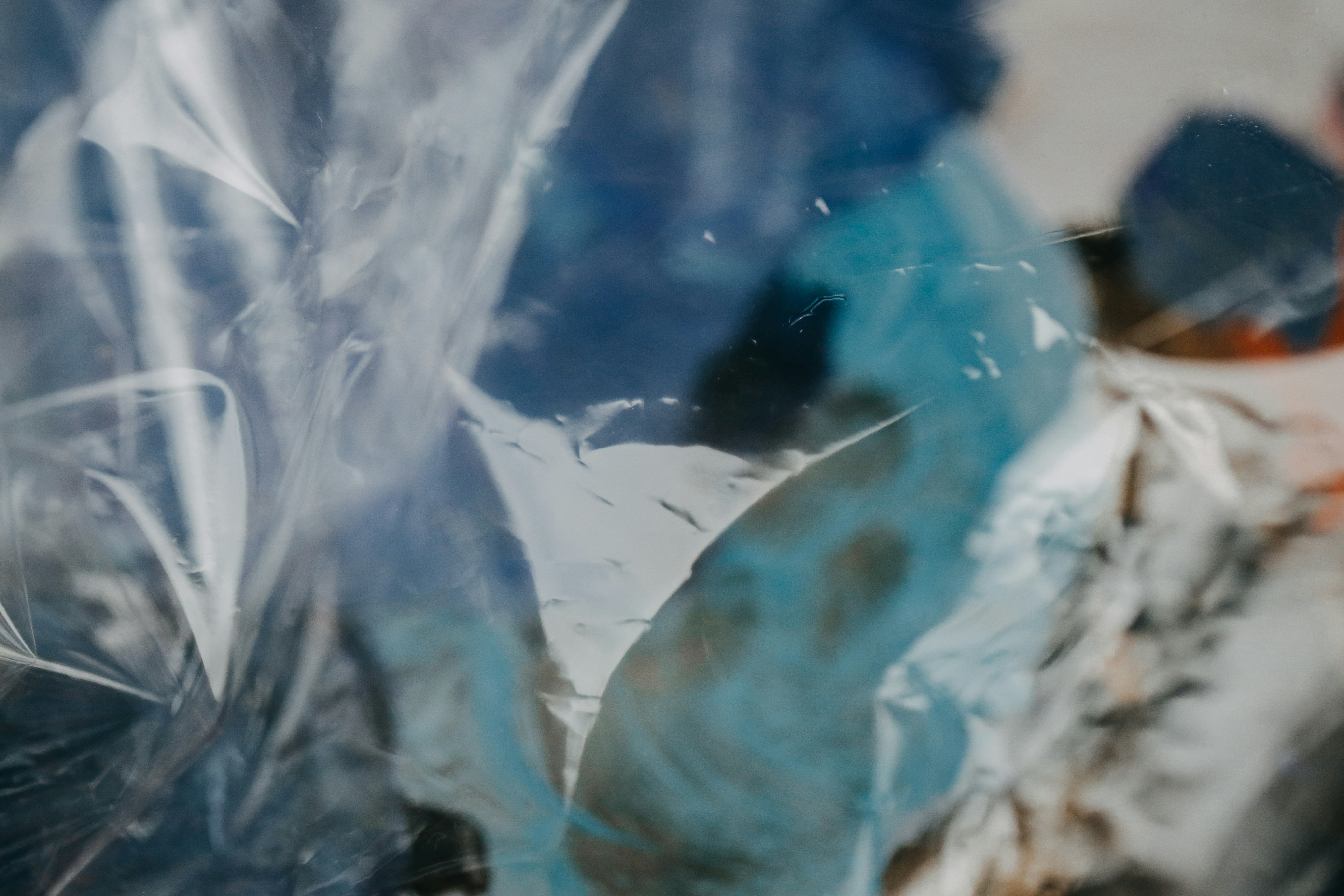 Forme e colori astratti attraverso una superficie.