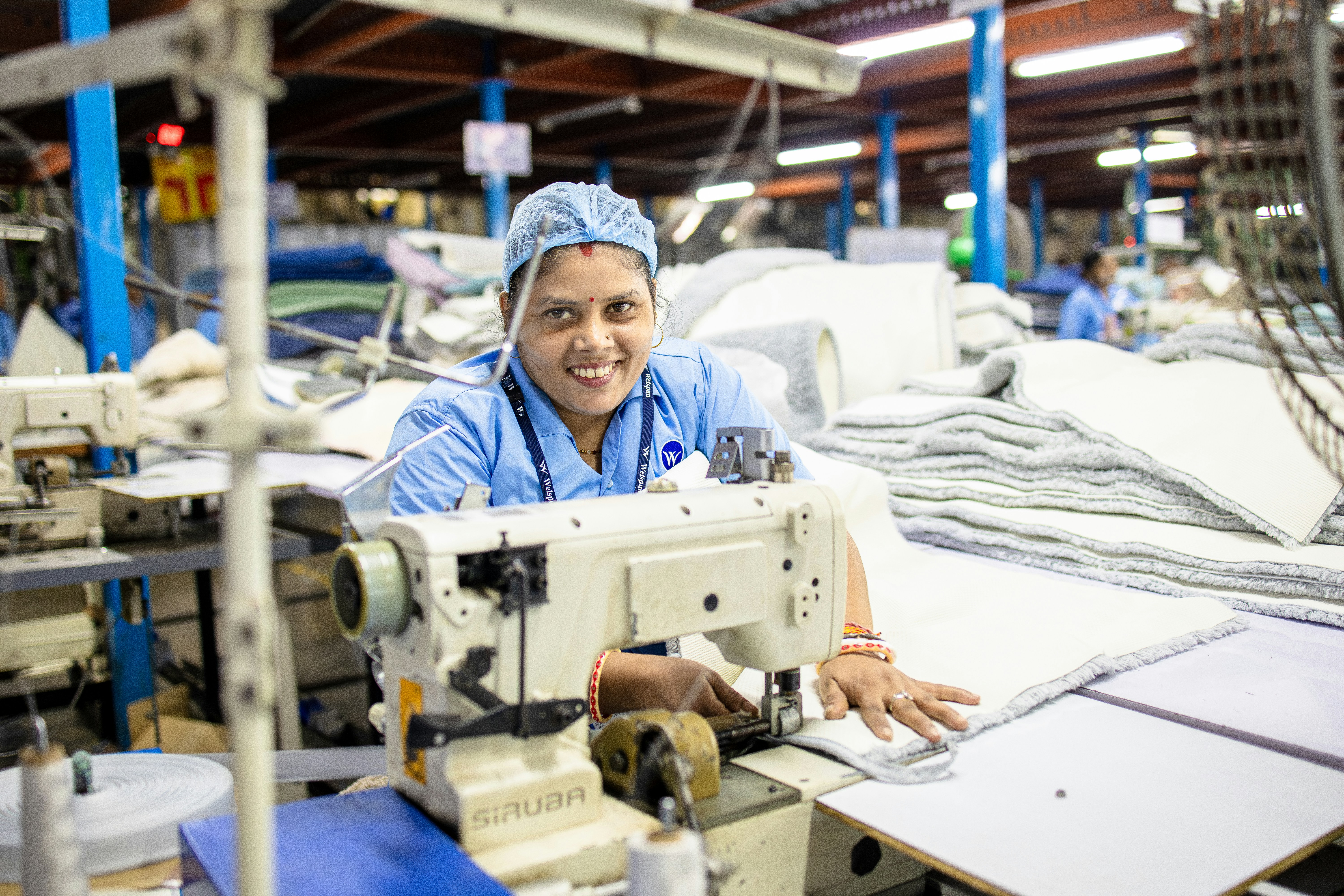 Couturière à la machine dans un atelier textile.