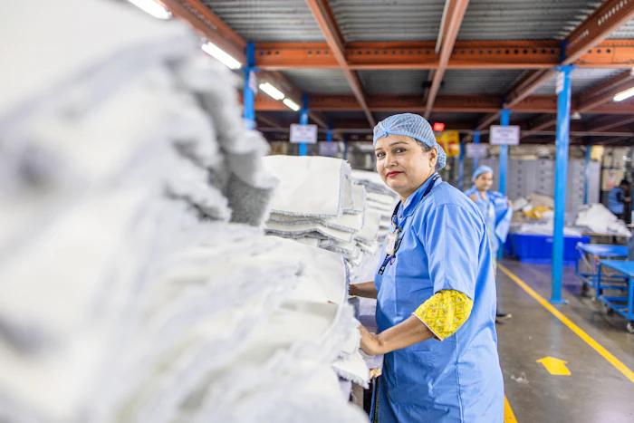 Equipe de fábrica organizando materiais