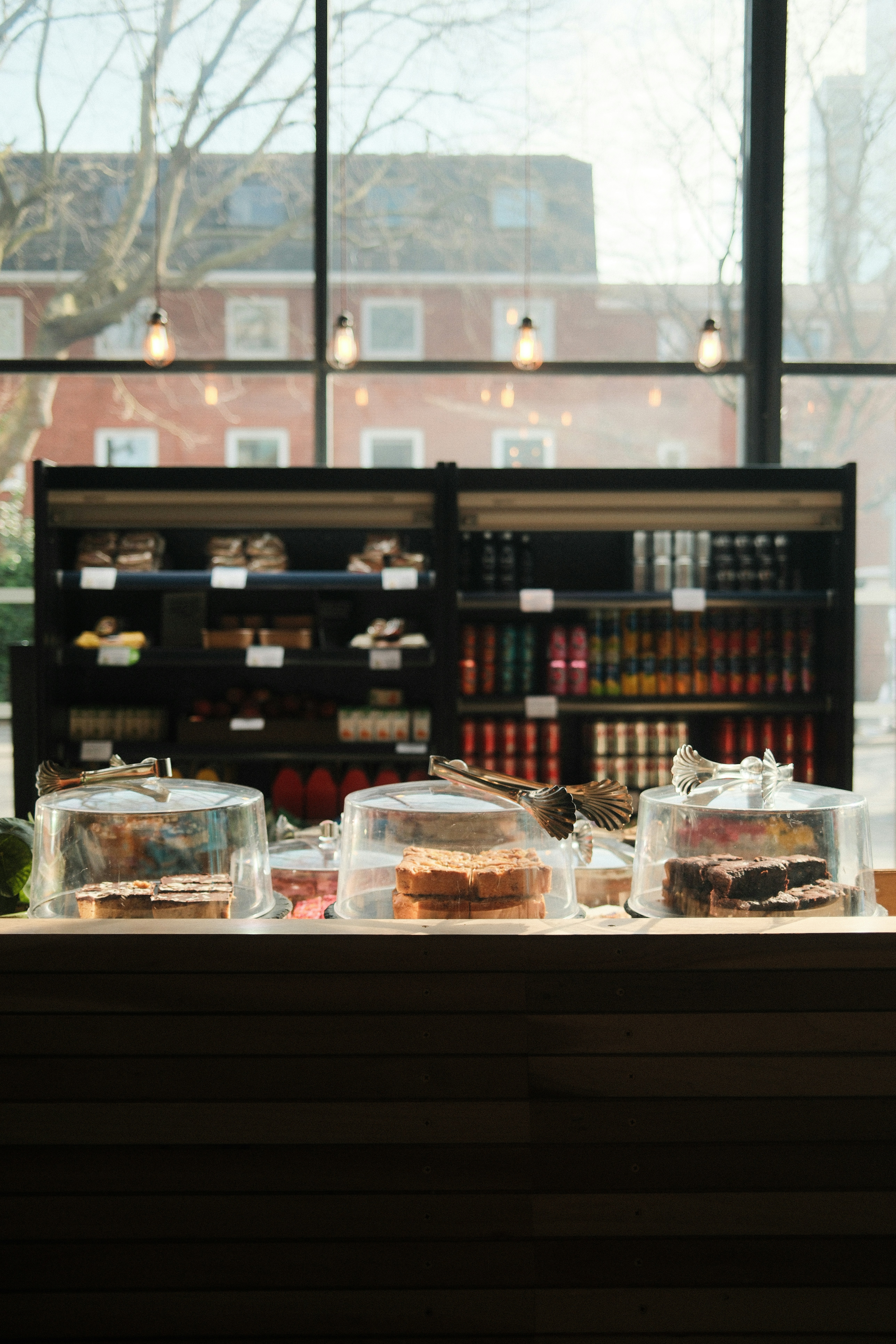 Bäckereiauslage mit Kuchen und Warenregalen.