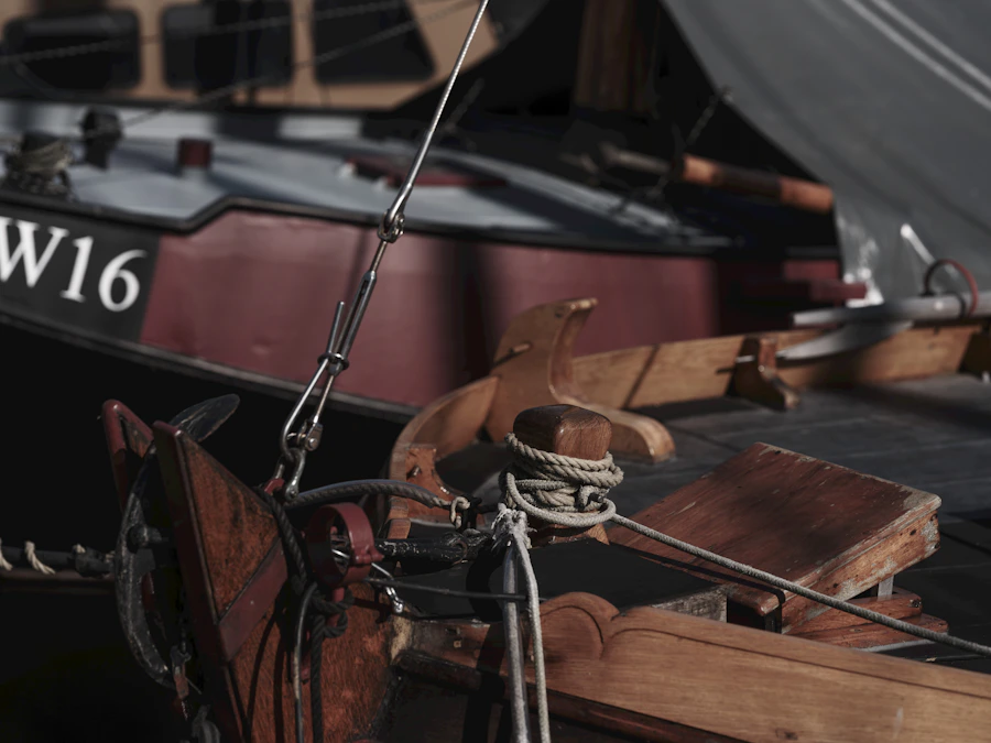 Detail van een klassiek houten jacht met touw en hardware