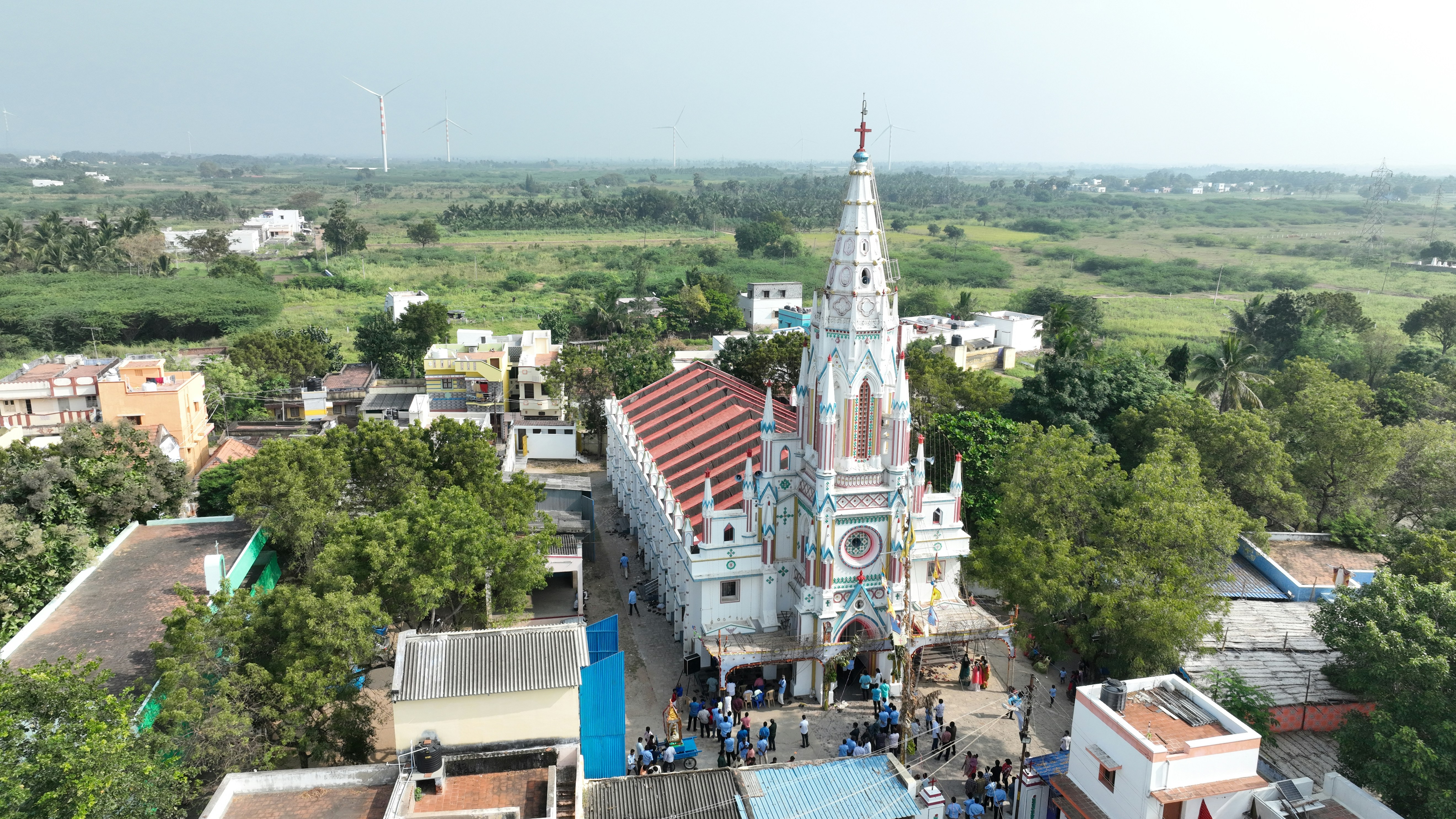 Pemandangan udara dari sebuah gereja putih yang indah.