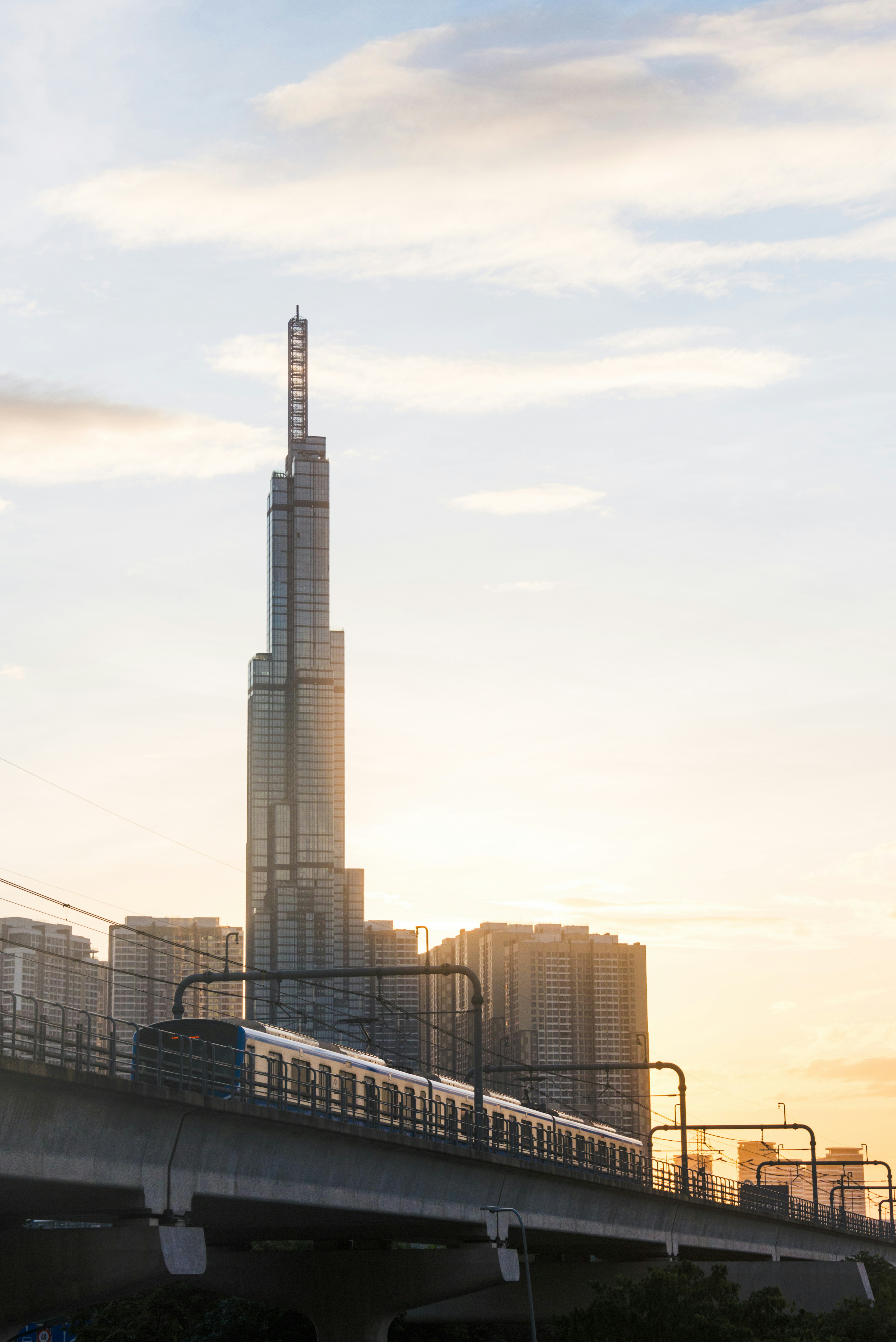 Un tren pasa cerca de un rascacielos de la ciudad.