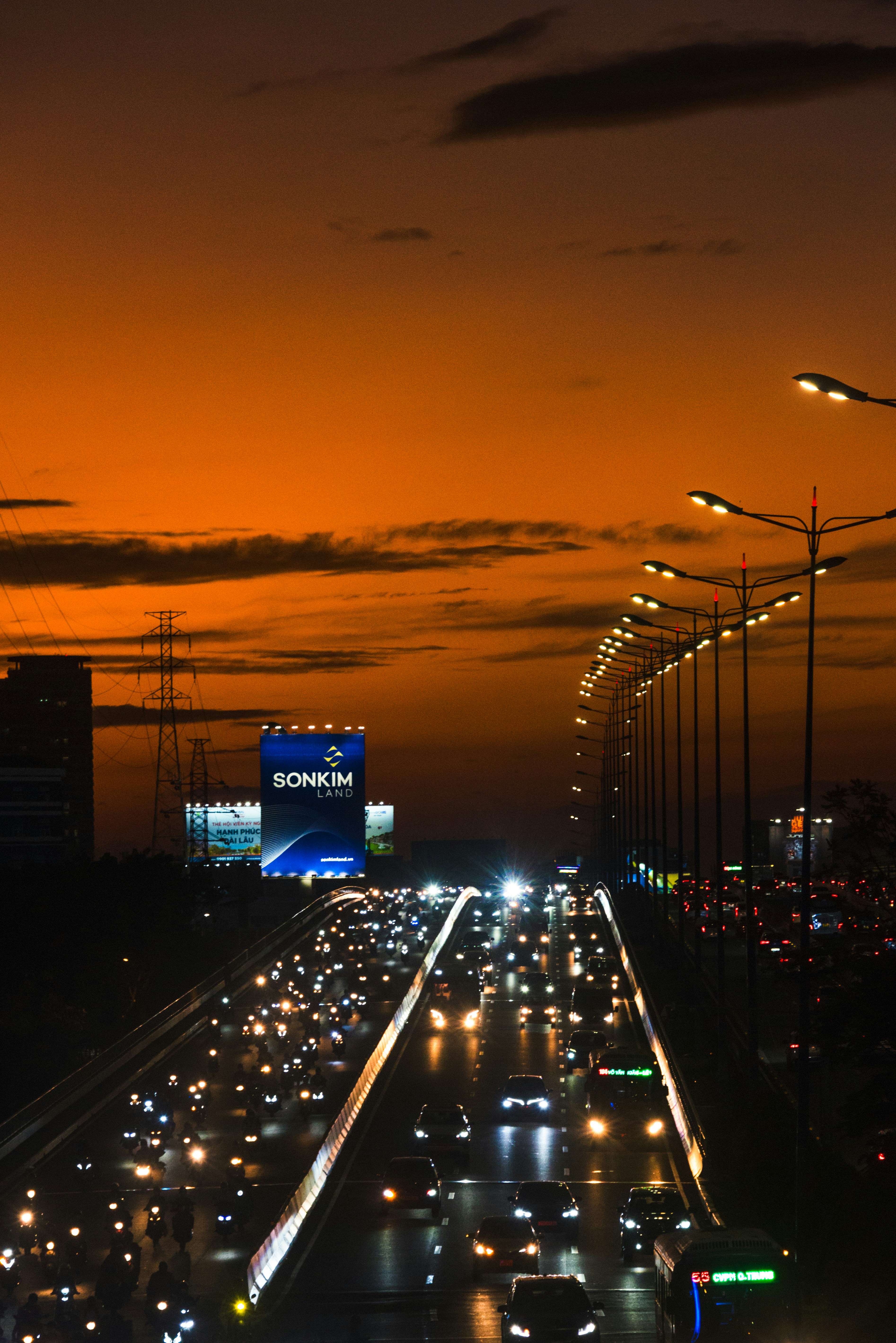 Tráfico en la carretera durante la puesta del sol en una ciudad.
