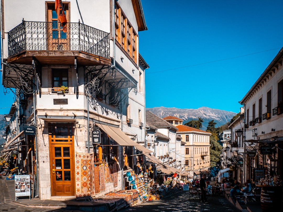 Wunderschöne Architektur und belebte Straßen in Albanien