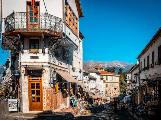 Beautiful architecture and bustling street in albania — Gjirokastër, Albania