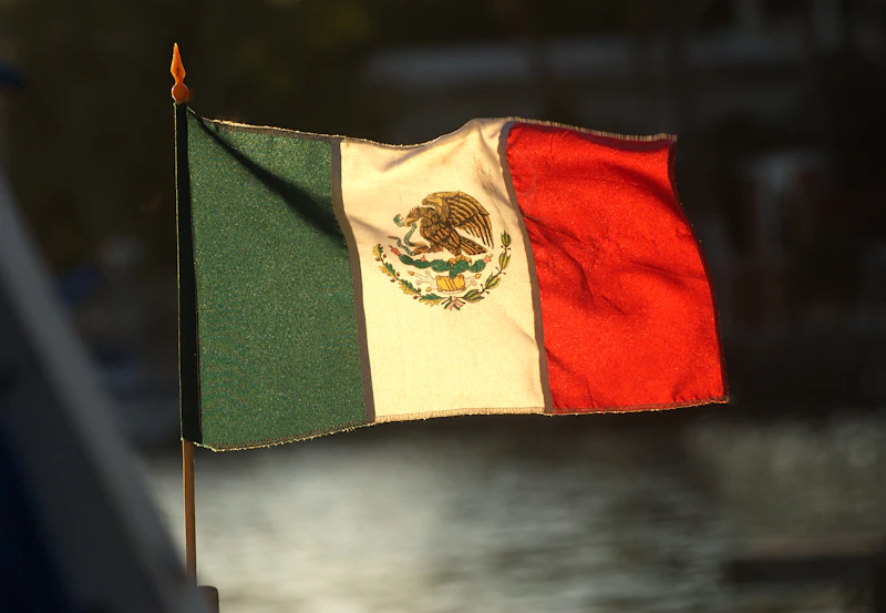 bandera de México ondeando