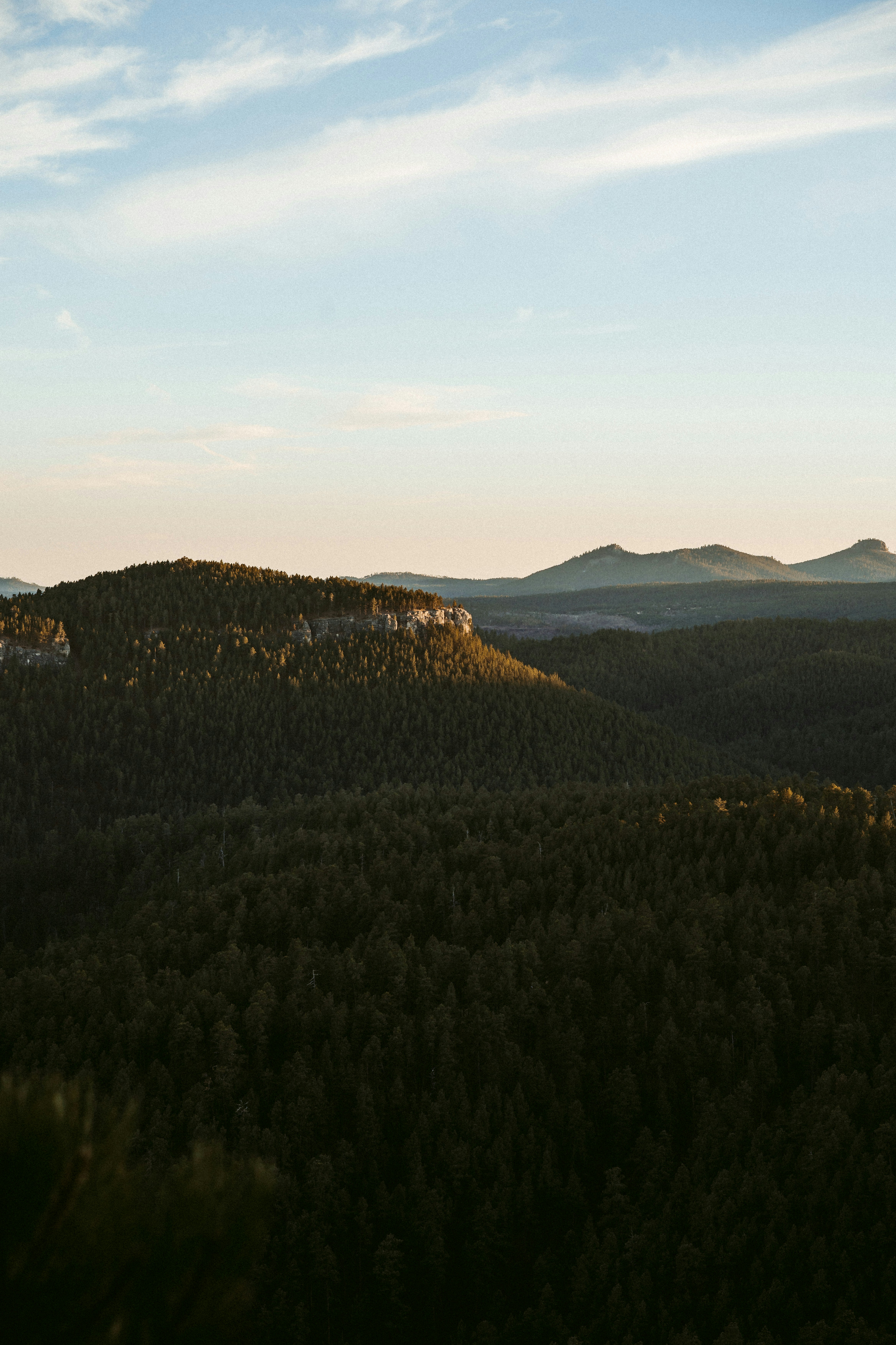 Bewaldete Berge sonnen sich in der Abendsonne.
