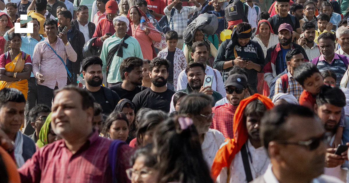 Indian Crowd Using Phones A large crowd of people gather in the street. photo – Free India Image ...
