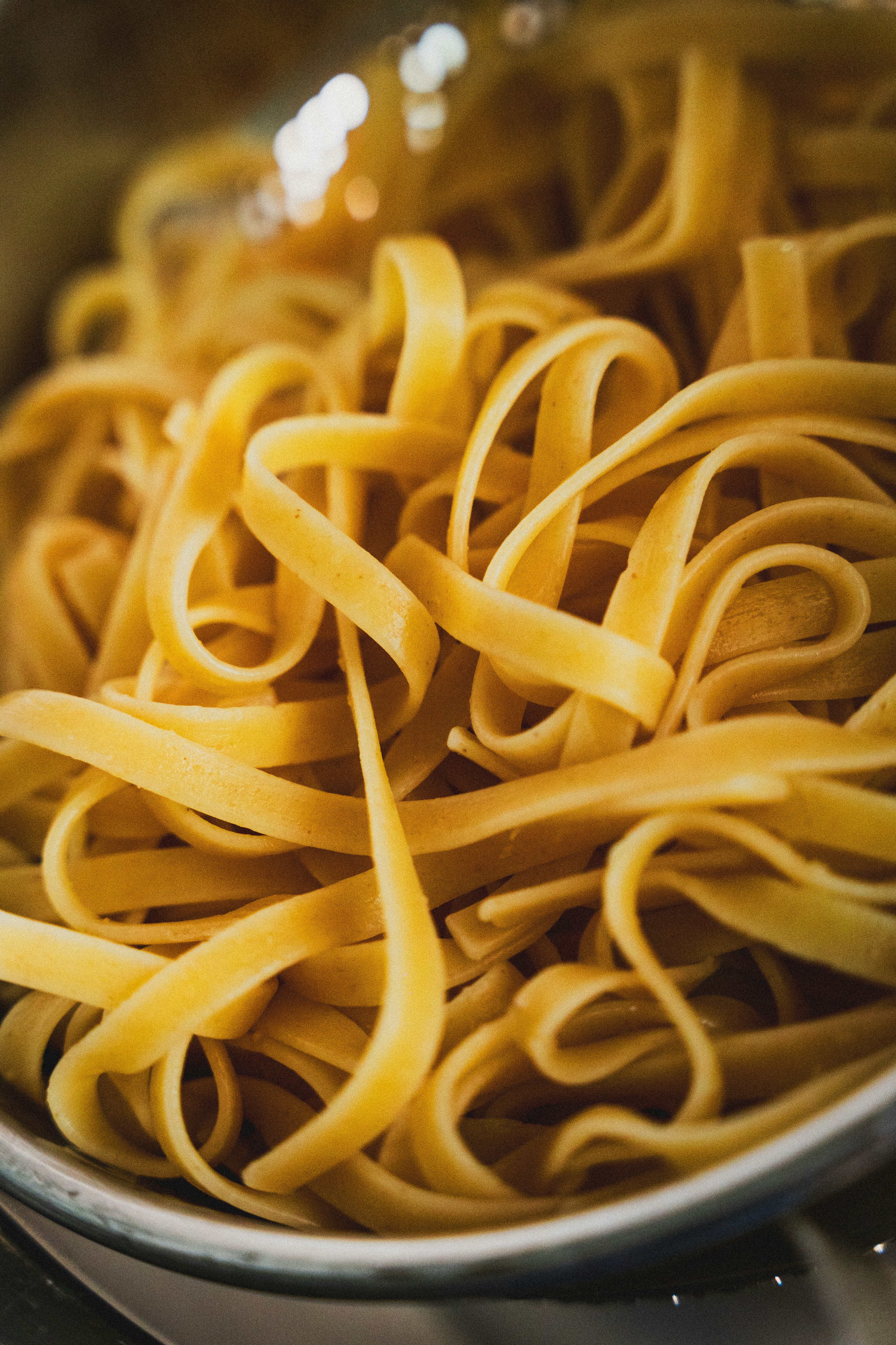 Fideos de pasta fettuccine cocidos, ¡listos para comer!