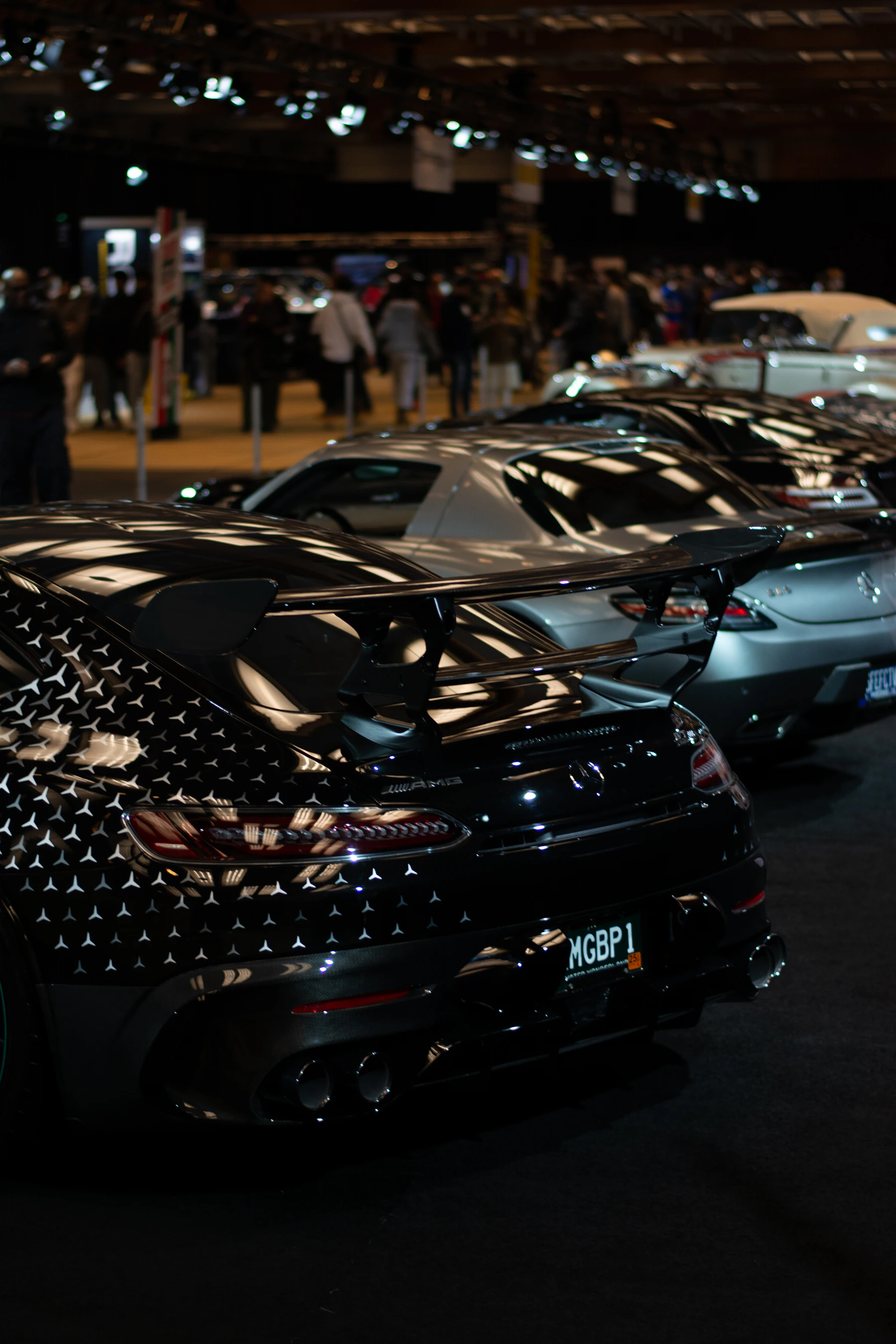 Voitures de luxe exposées dans un salon automobile
