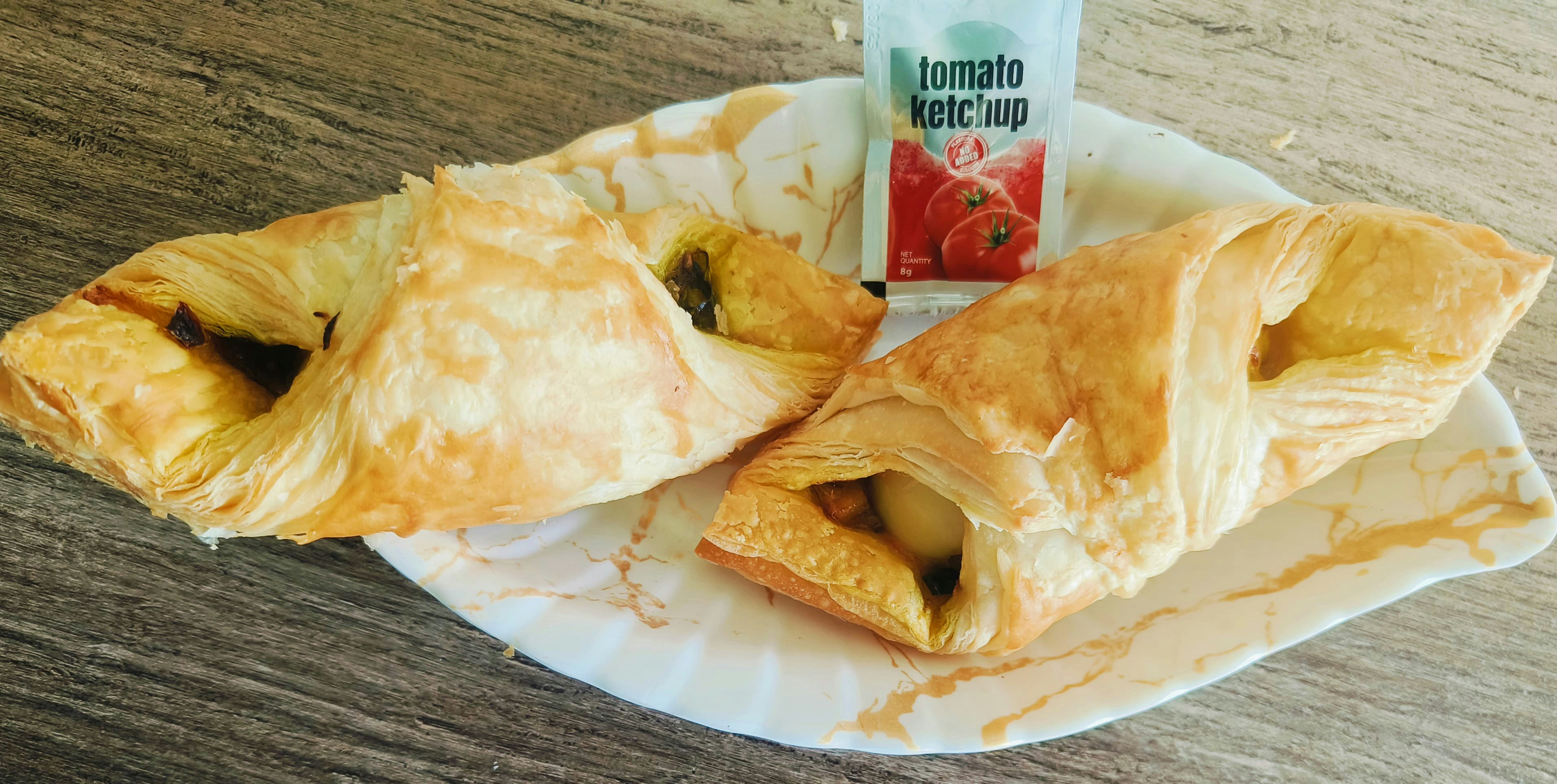 Gebäck mit Ketchup, das auf einem Teller serviert wird.