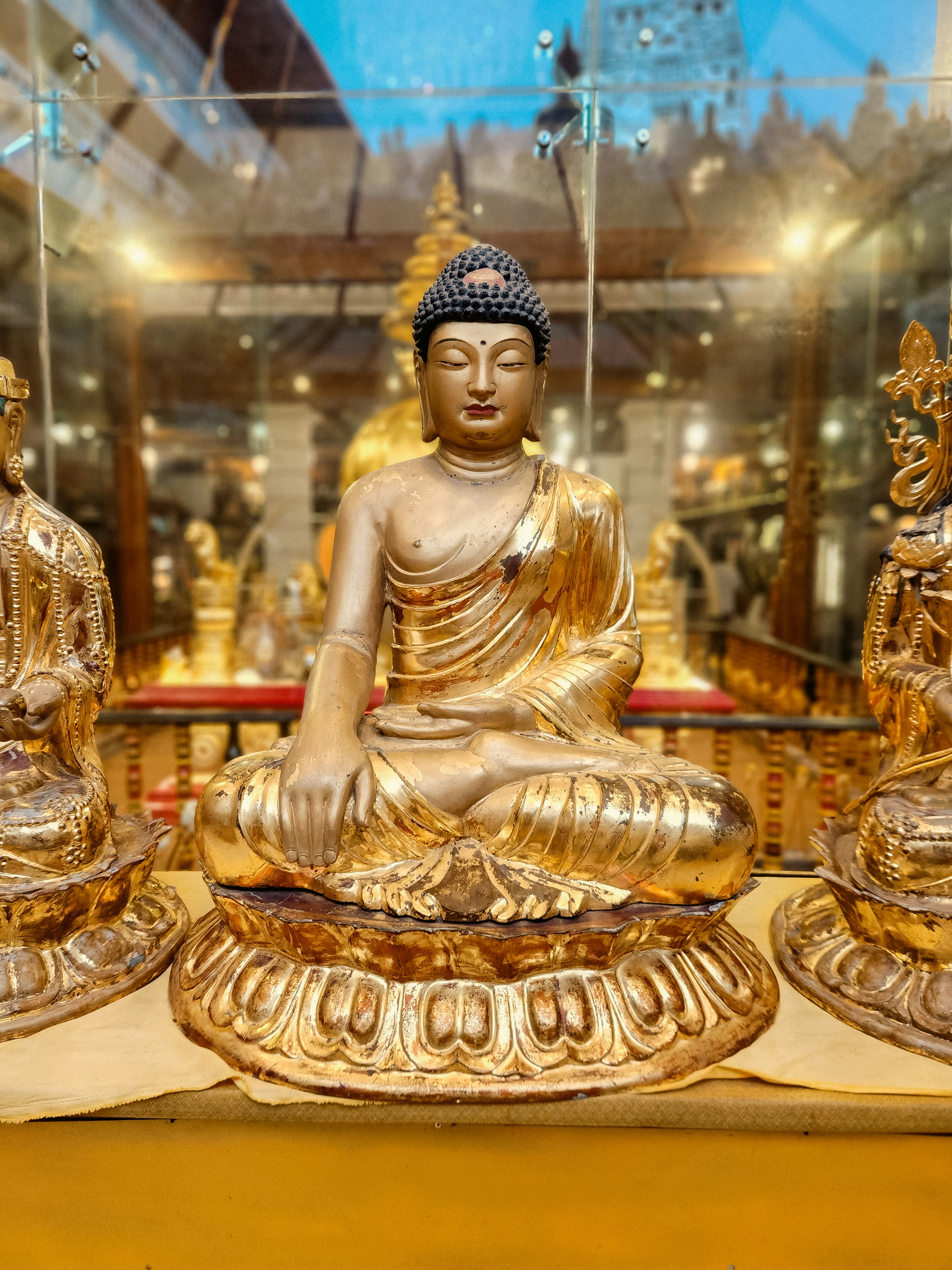 黄金の仏像が静かに座っています。の写真 – Unsplashの芸術の無料画像