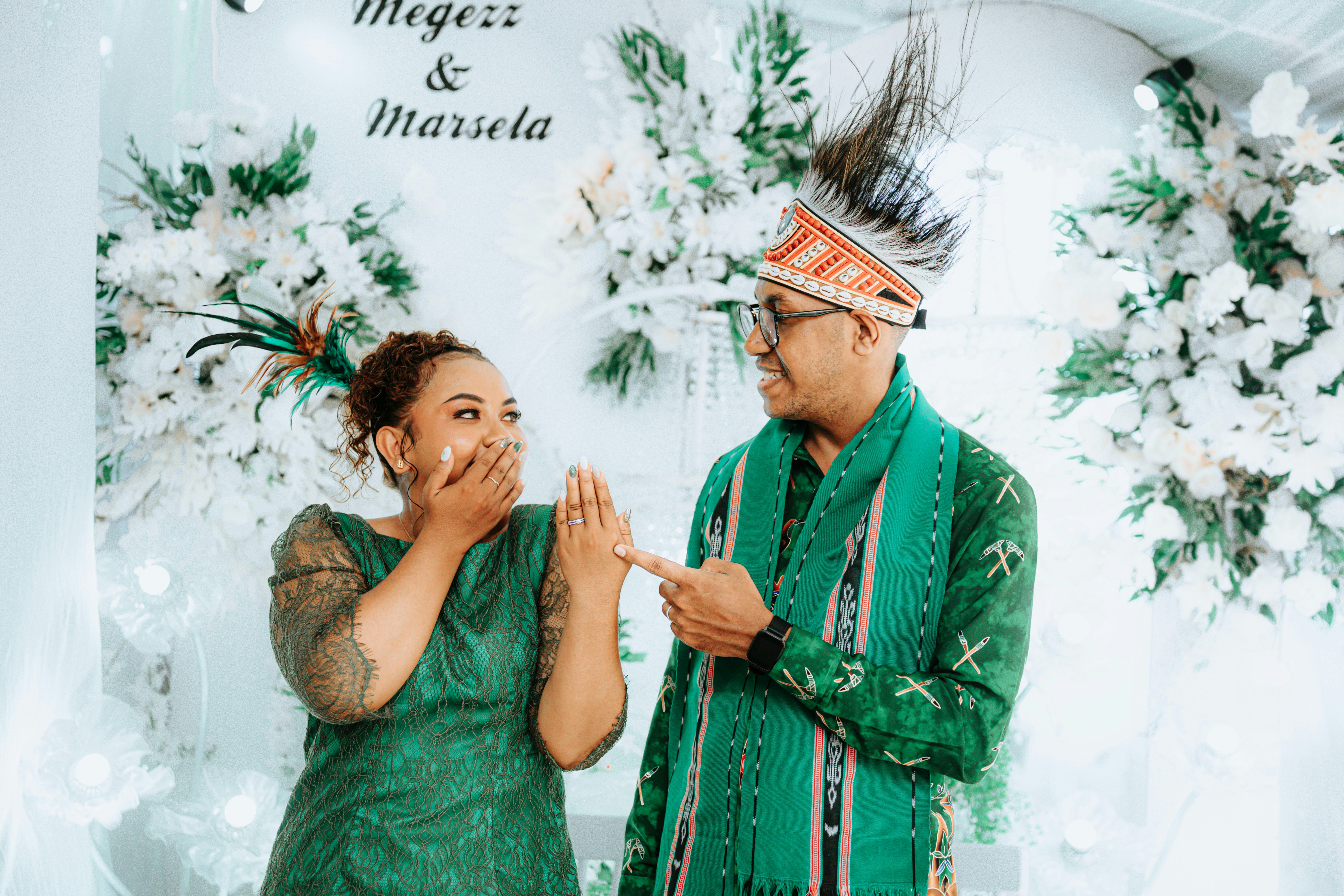 Pengantin baru tertawa dan merayakan pernikahan mereka.