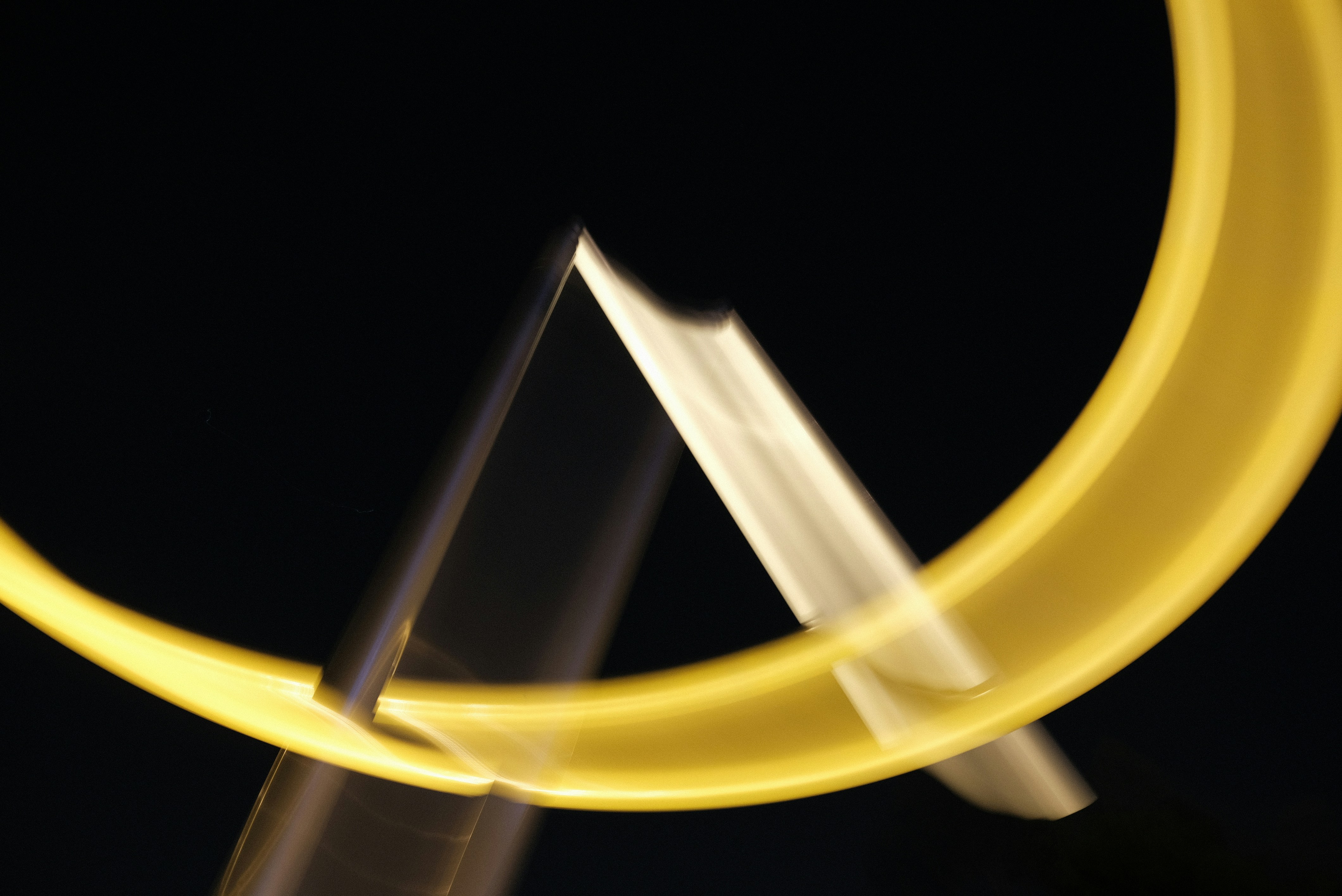 Pintura abstracta de luz con efectos borrosos sobre negro.