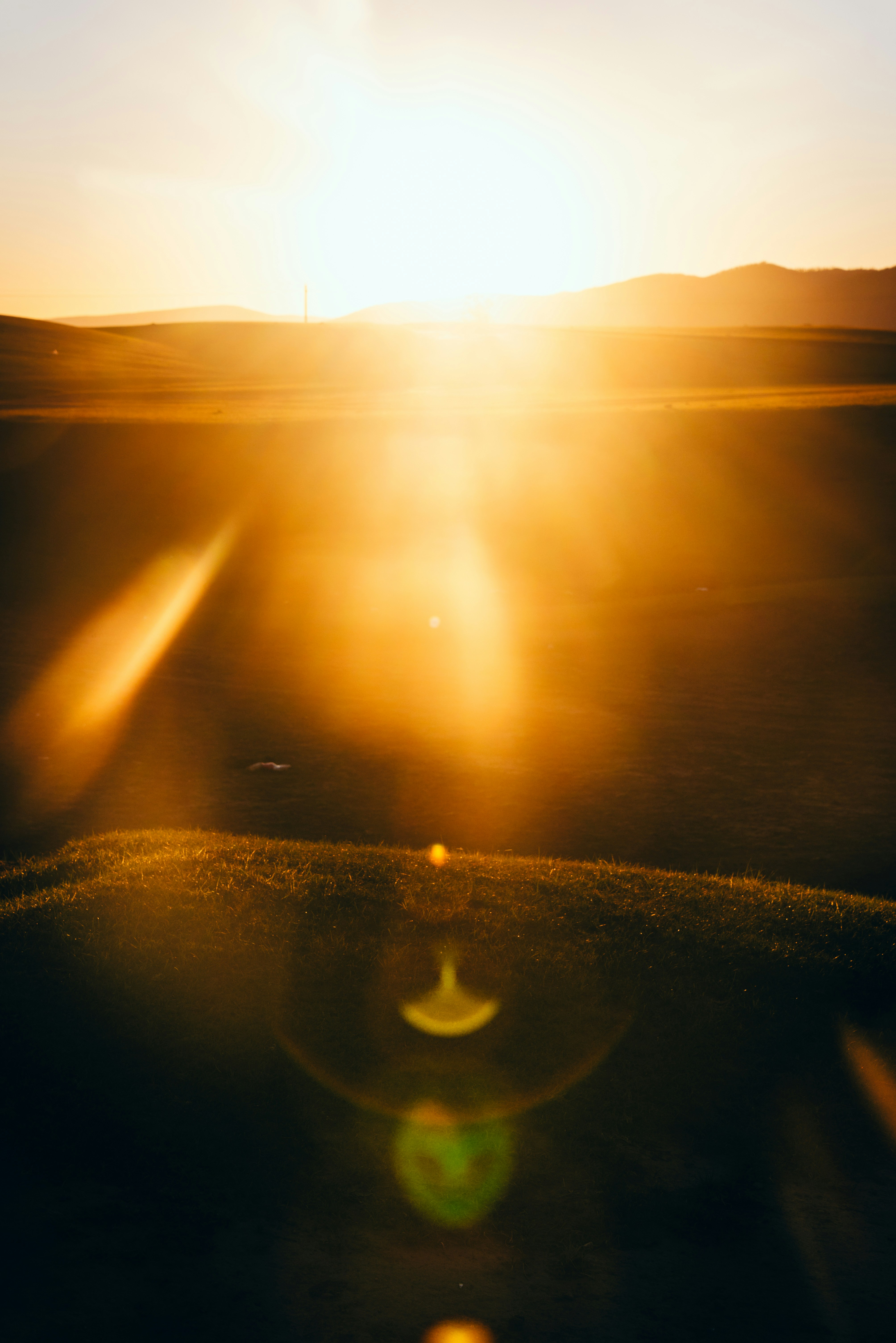 La puesta de sol baña el paisaje con un resplandor cálido y dorado.