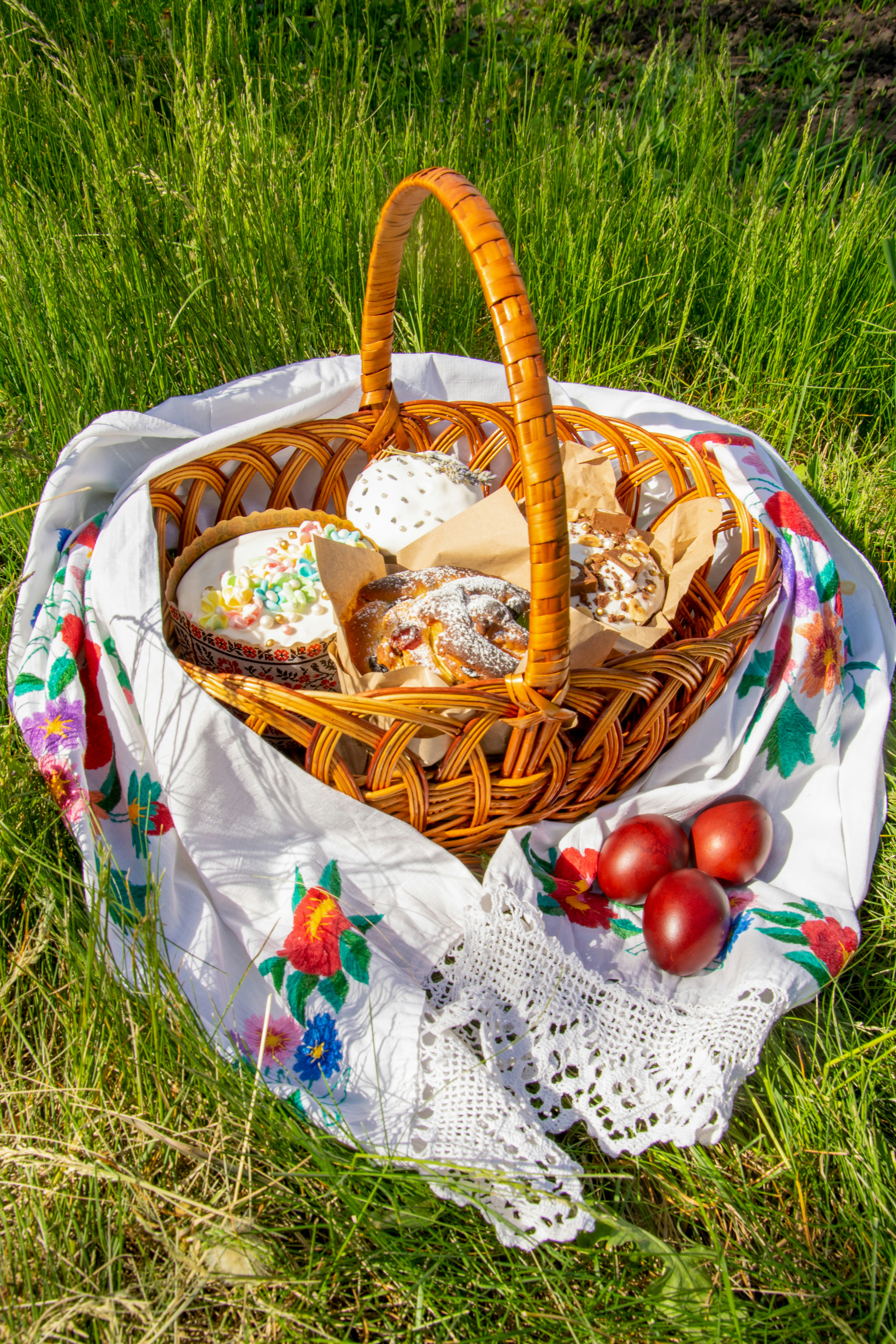 Panier de Pâques avec des gâteaux et des œufs colorés.