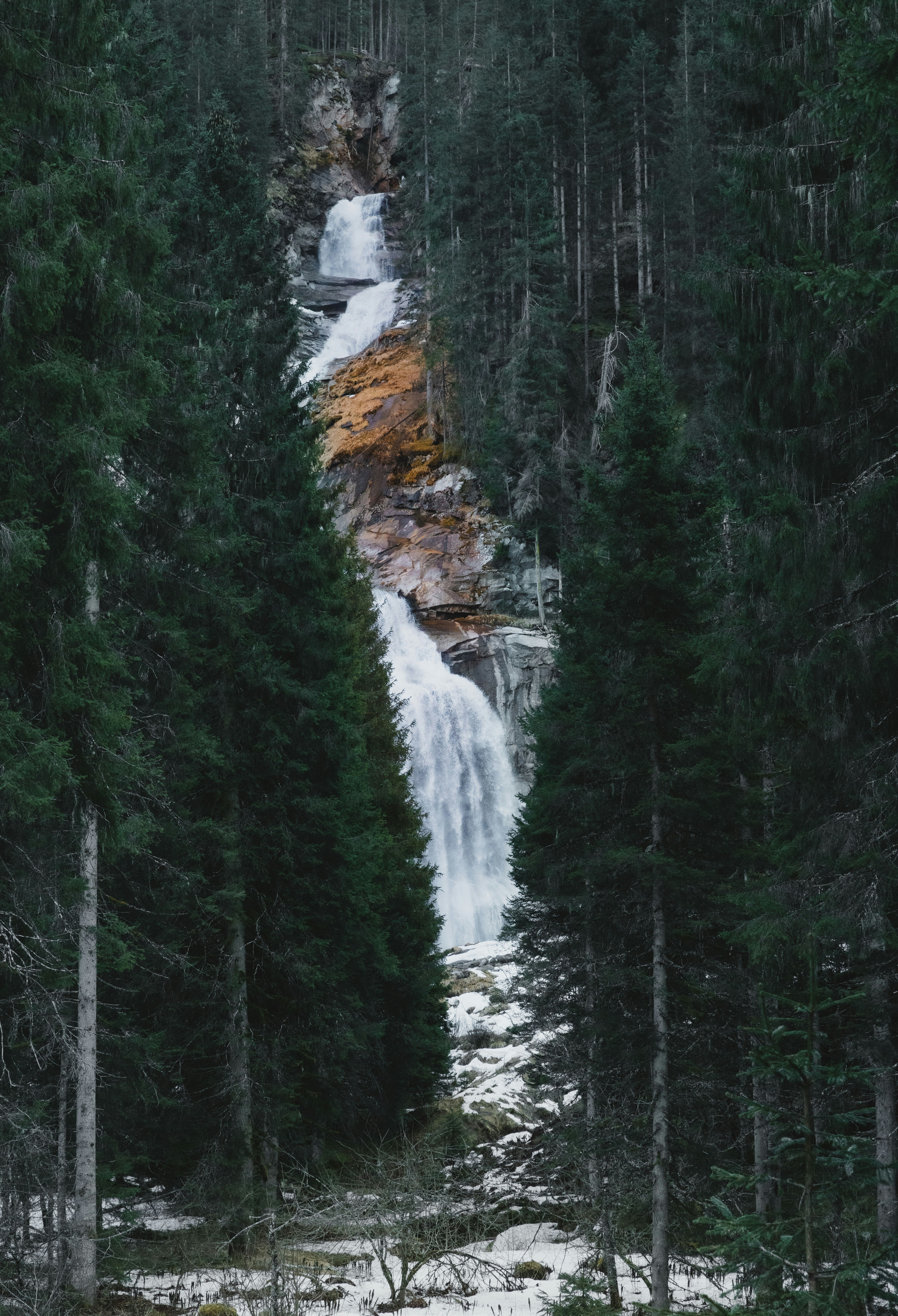 Una gran cascada con nieve en el suelo foto – Imagen de Invierno gratuita  en Unsplash, image size:3000x4396