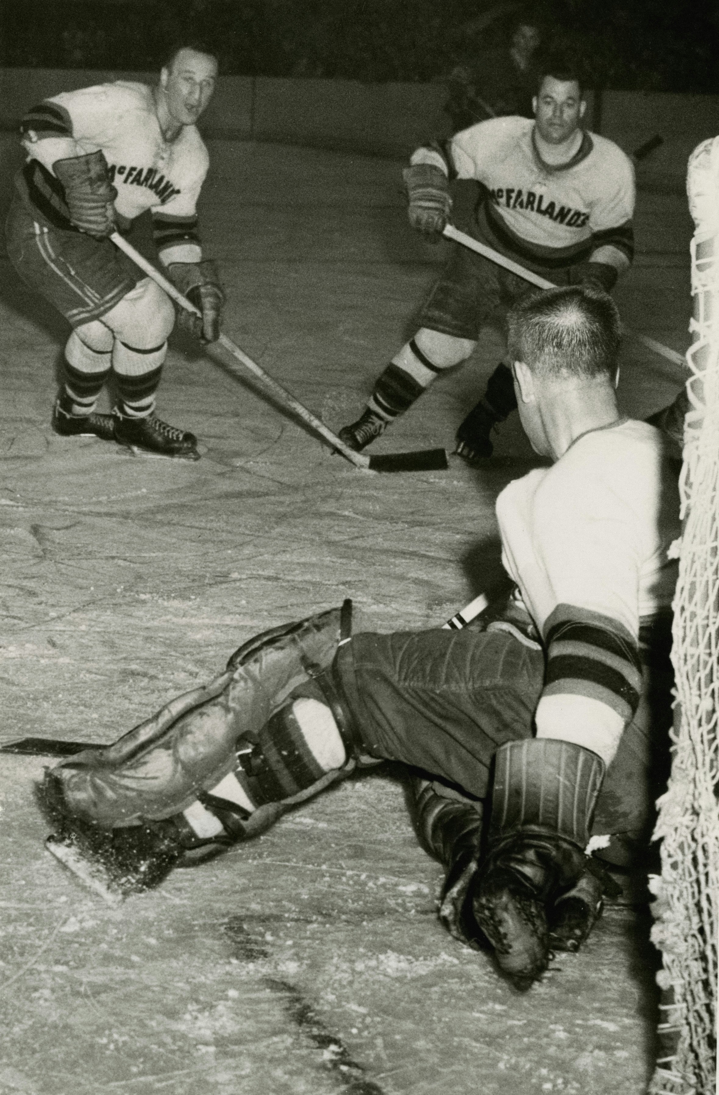 Giocatori di hockey in azione vicino alla porta