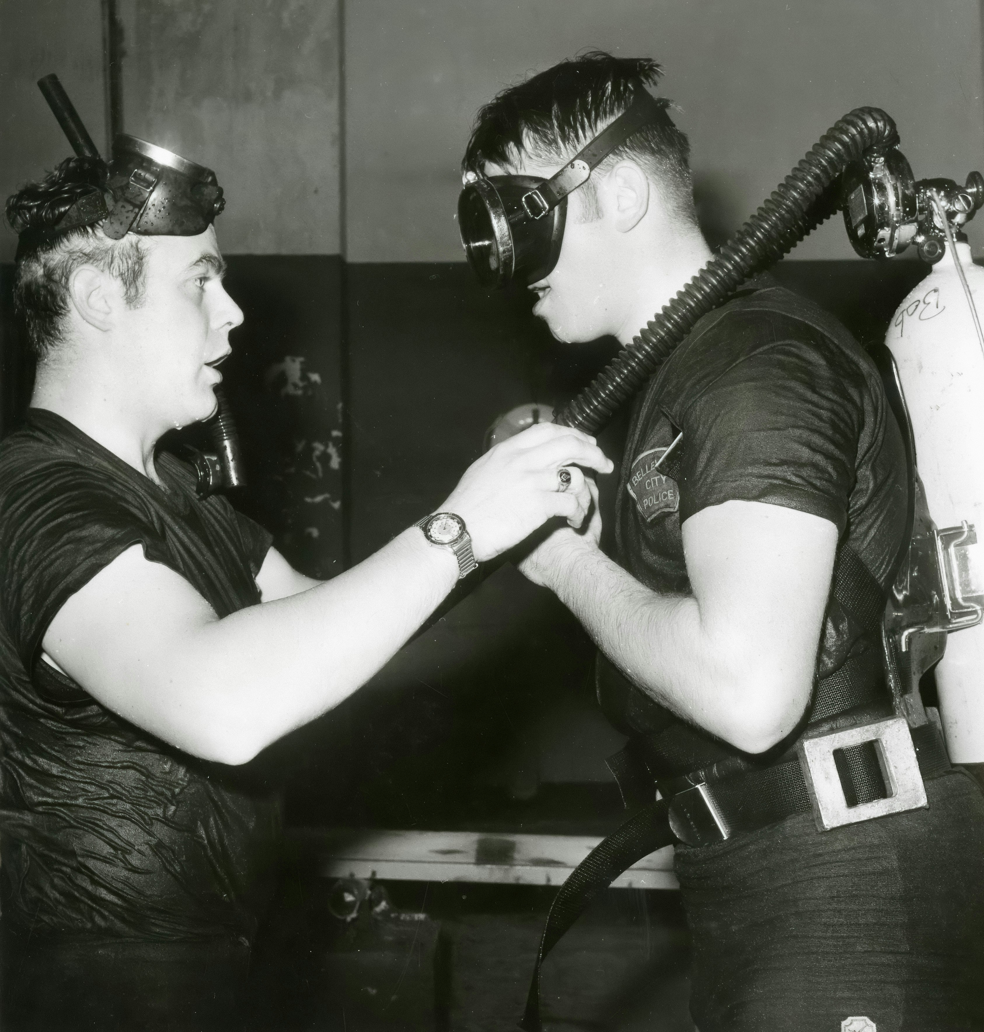 Due subacquei che si preparano per l'esplorazione subacquea