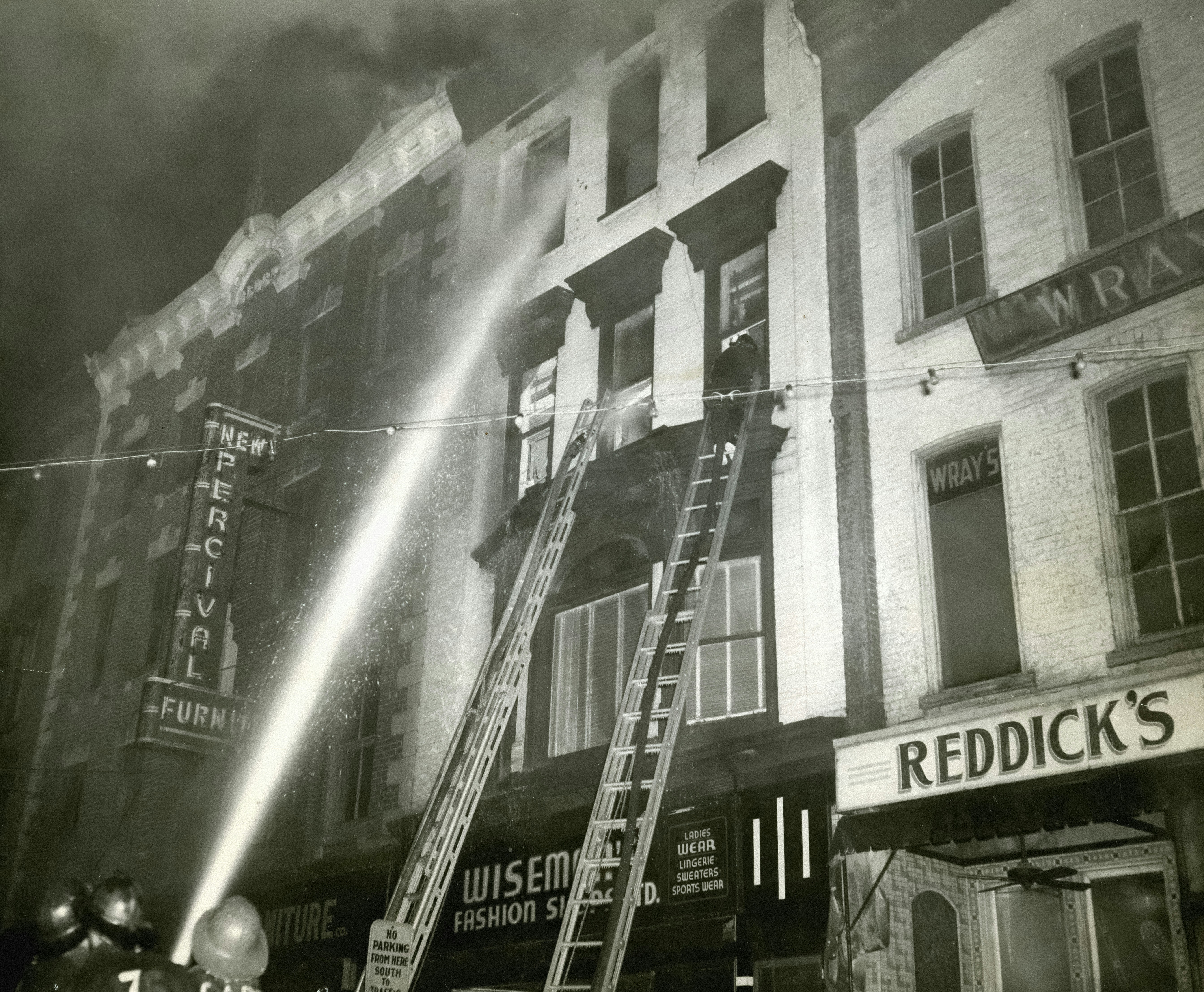 Vigili del fuoco che combattono un incendio in un edificio di notte