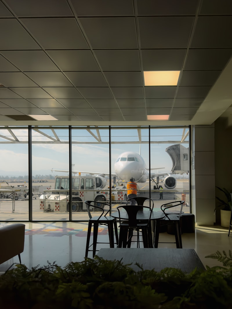 လေဆိပ်မှ လေယာဉ် မြင်ကွင်း