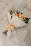 A bouquet lies on a white fabric.