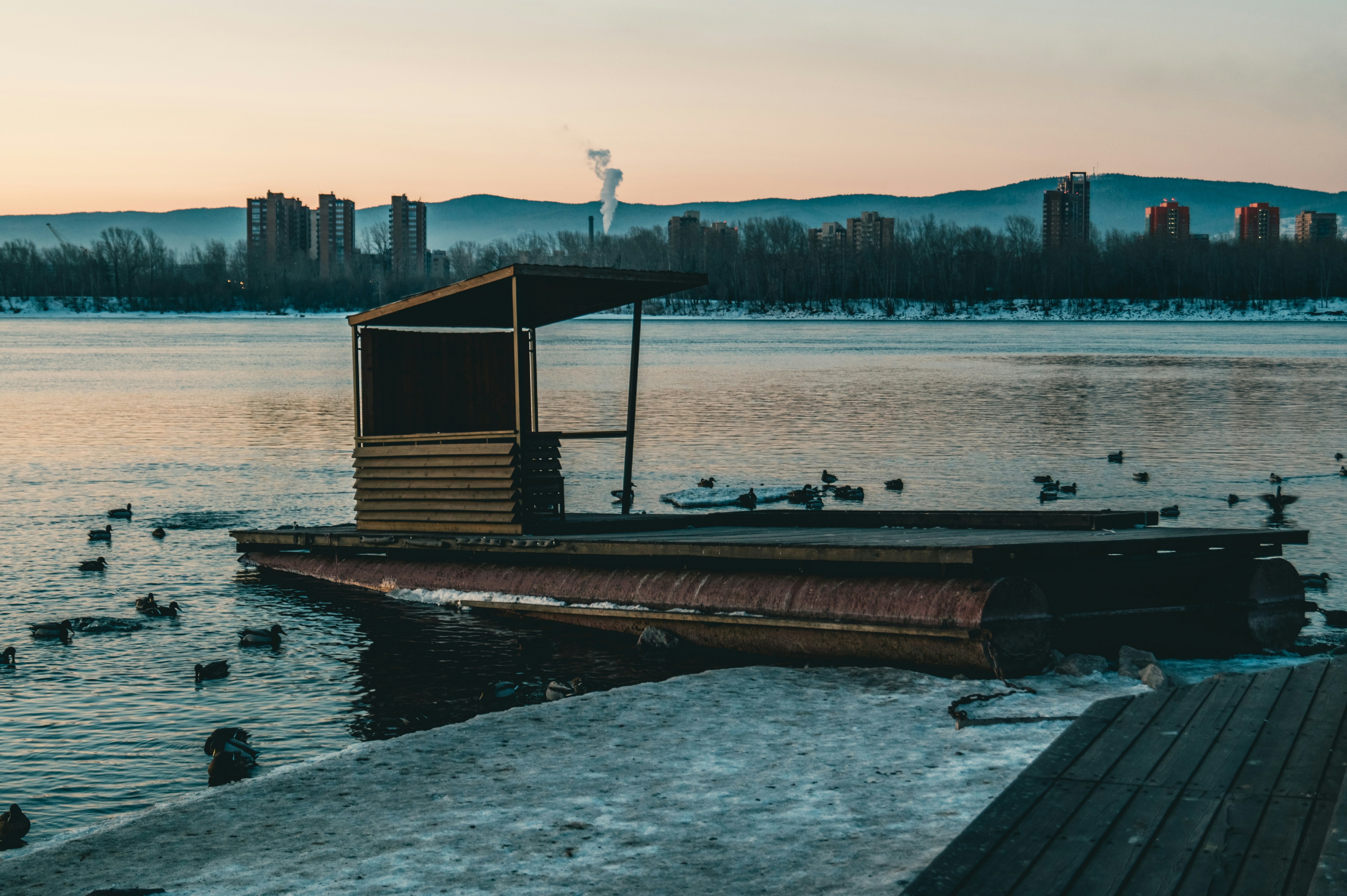 Yenisei River, Russia - Плот на берегу Енисея. Центральная Набережная Красноярска.