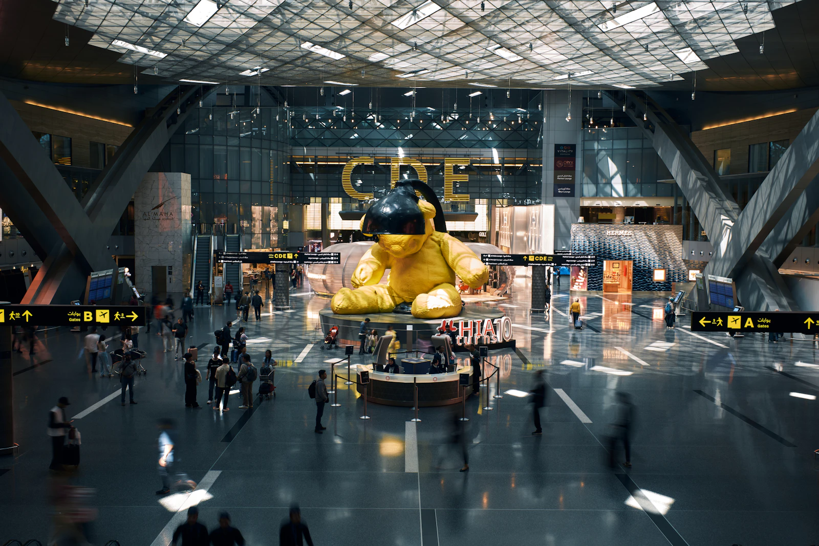 Wnętrze lotniska Hamad International Airport w Dosze