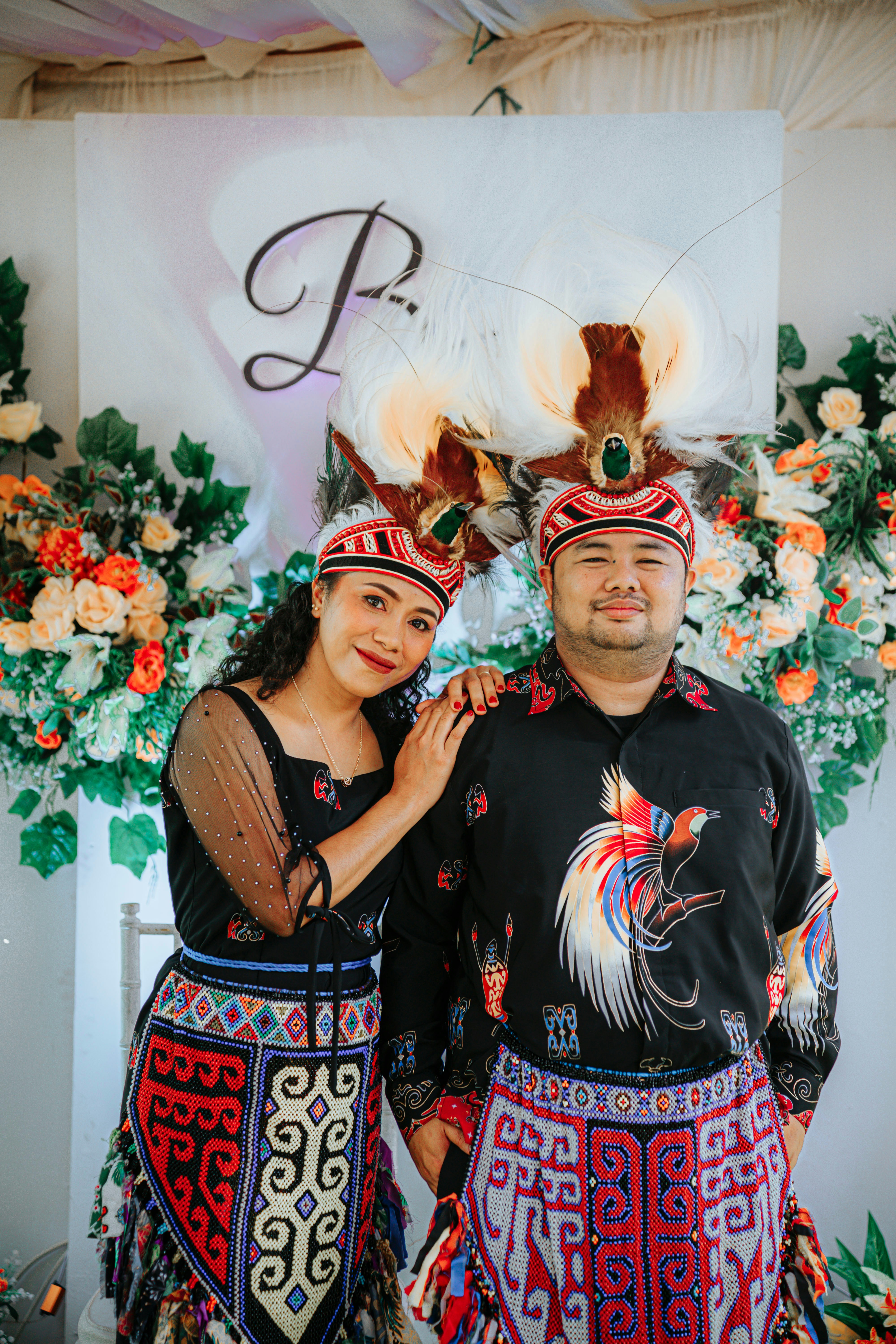 Sepasang suami istri berpose selama upacara adat.