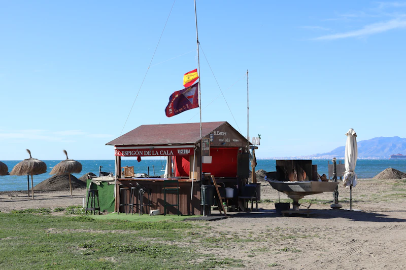 Chiringuito de playa junto al mar