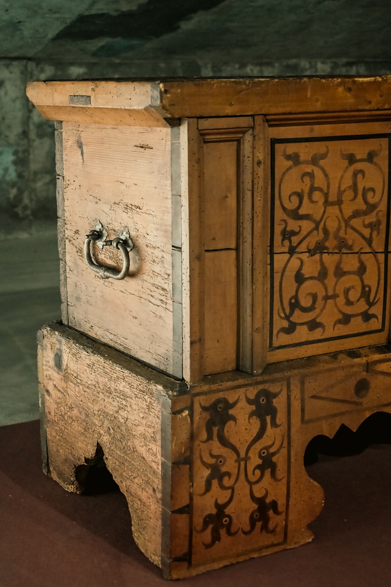 Antike Holztruhe mit geschnitzten Details