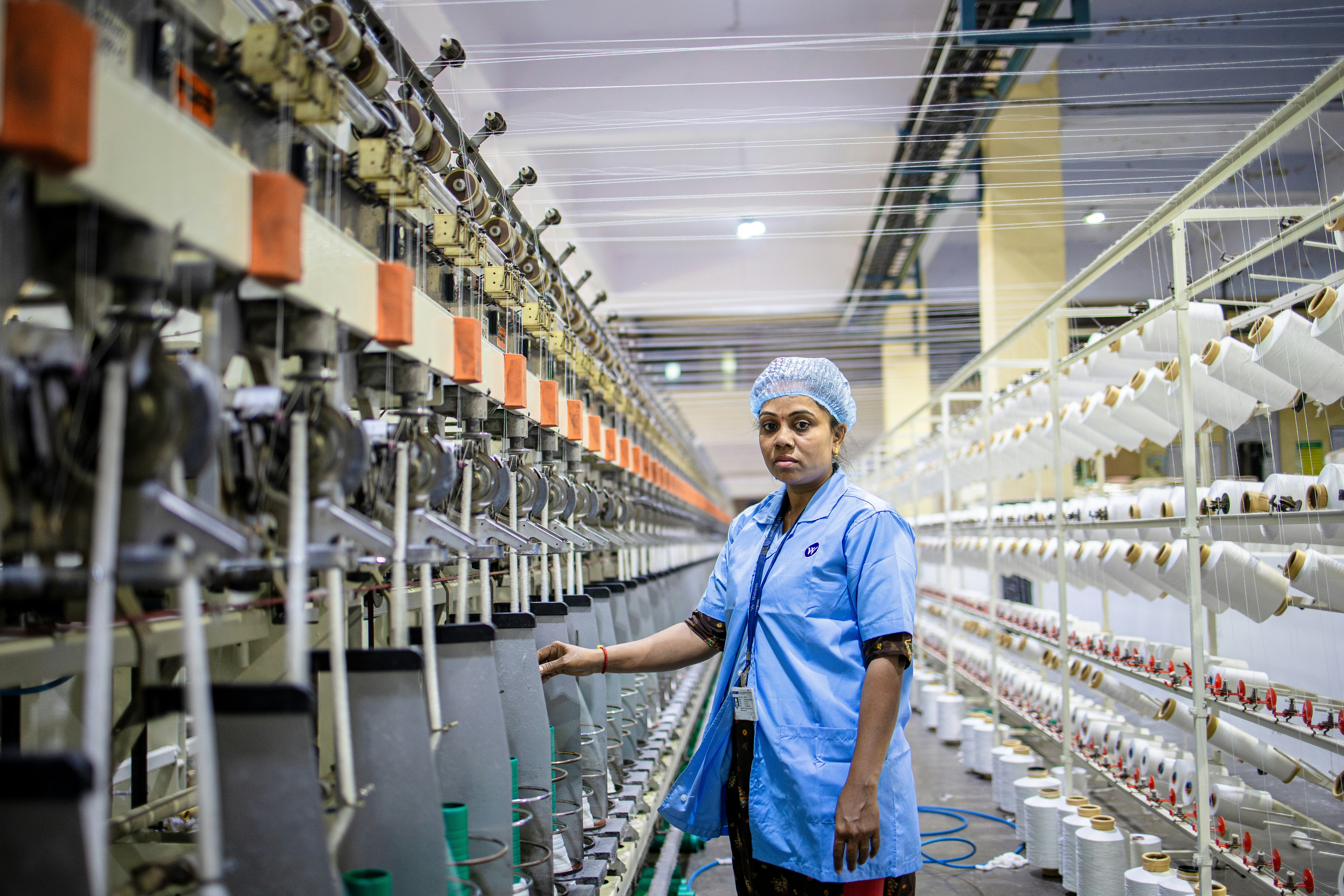 Woman works in a textile factory. photo – Free Man Image on Unsplash