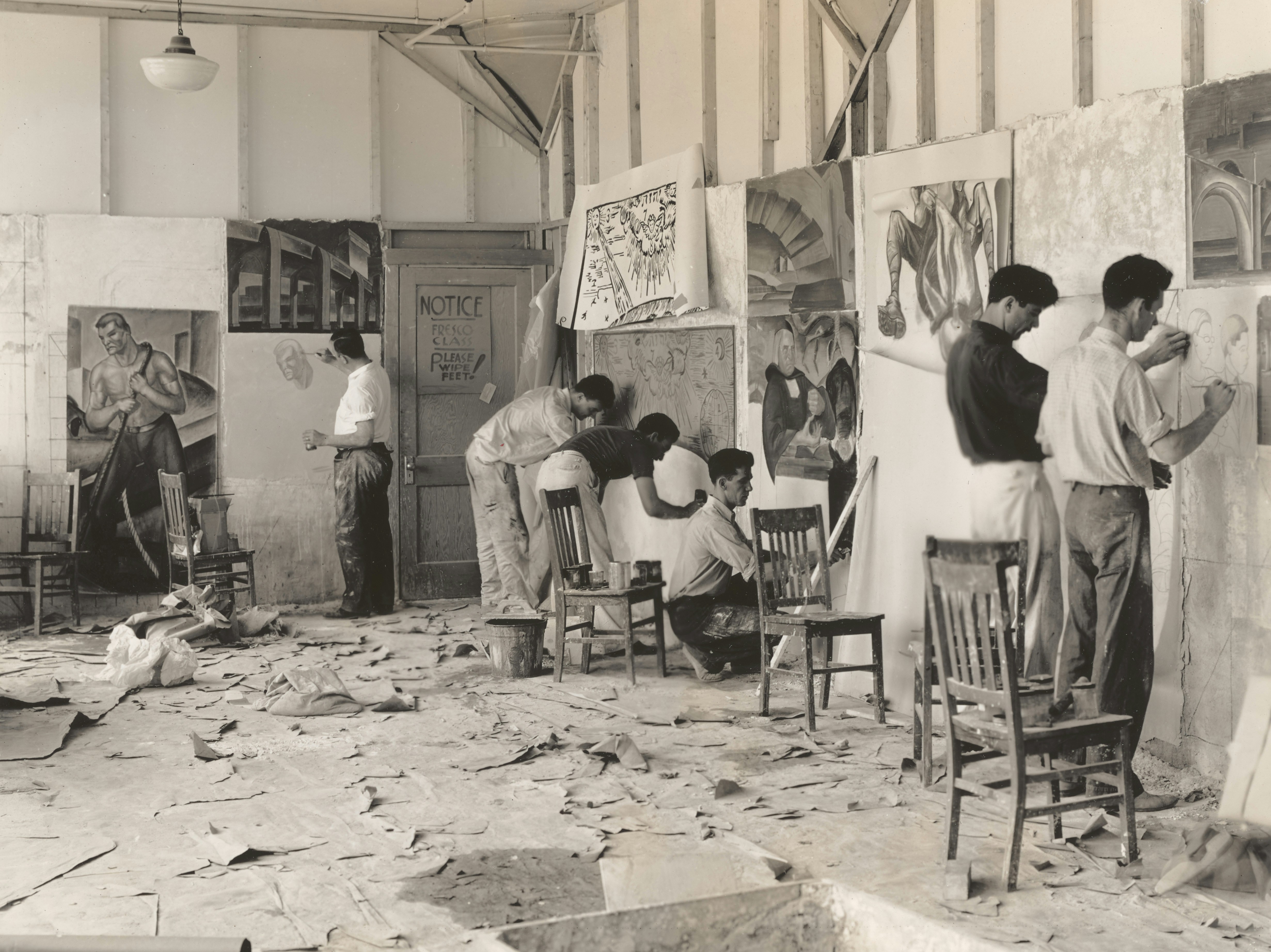 アーティストはスタジオで絵画に取り組みます。