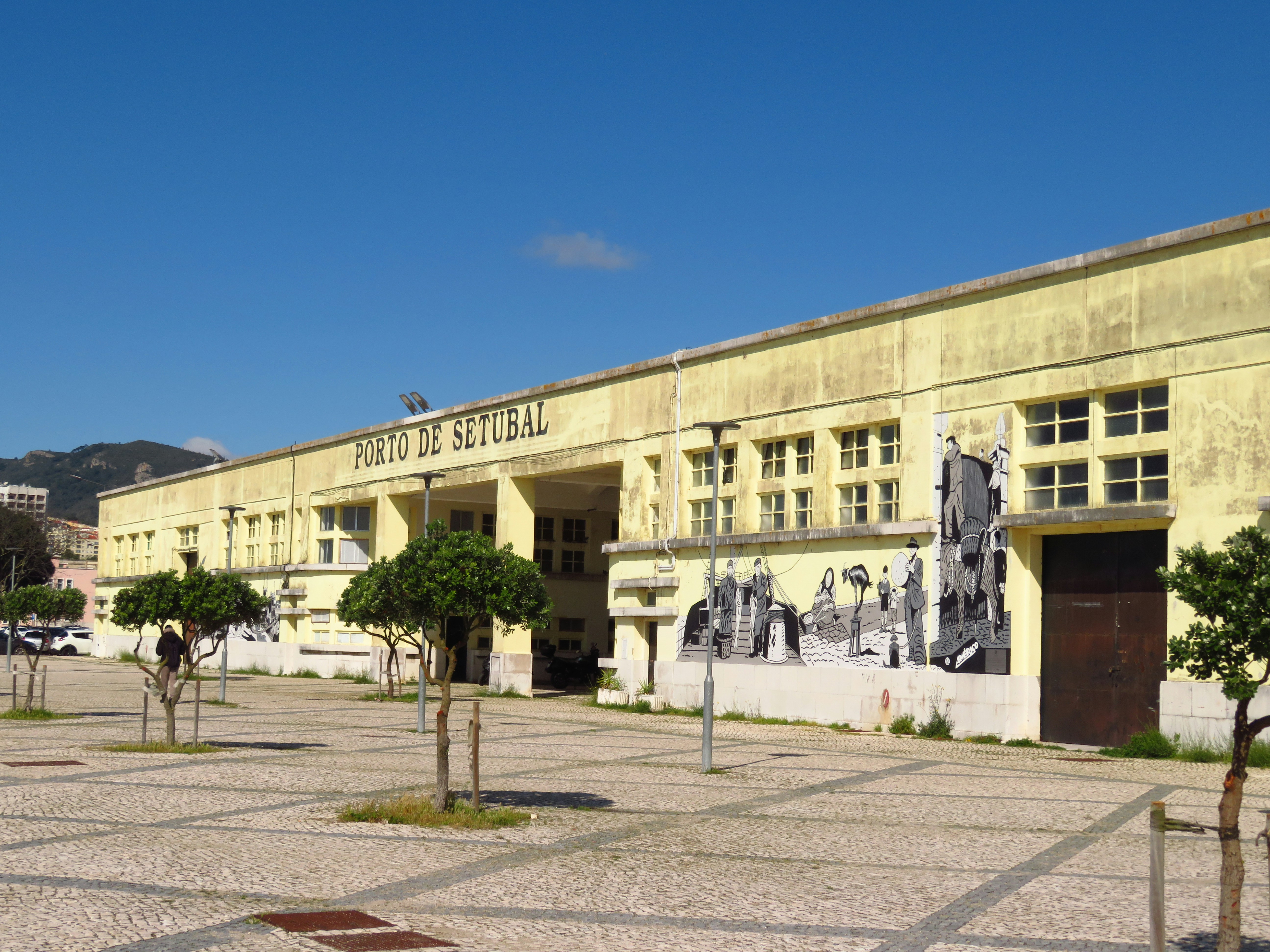 Large yellow building with "porto de setubal" on it.