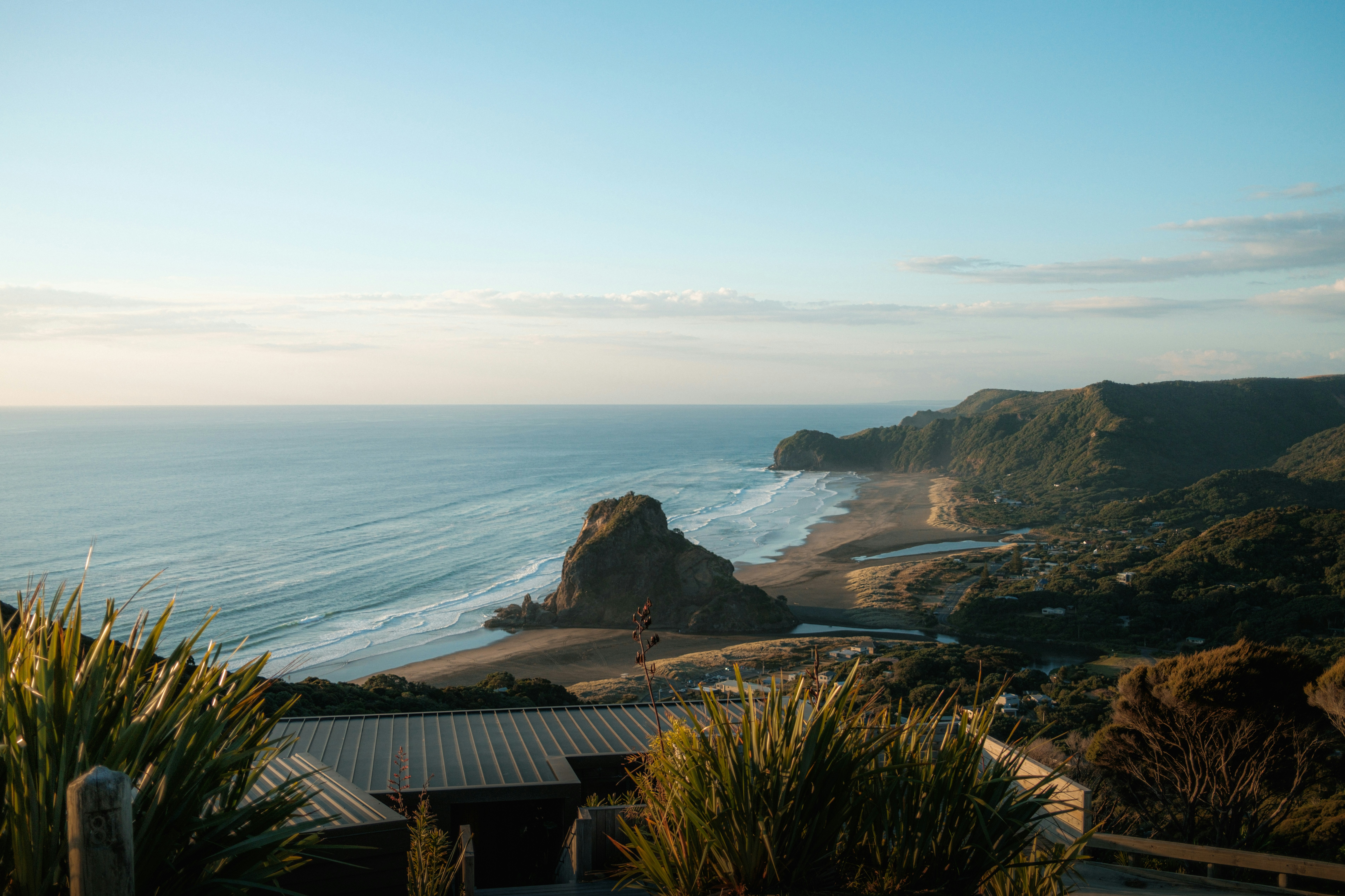Splendida vista sull'oceano con rocce e vegetazione.