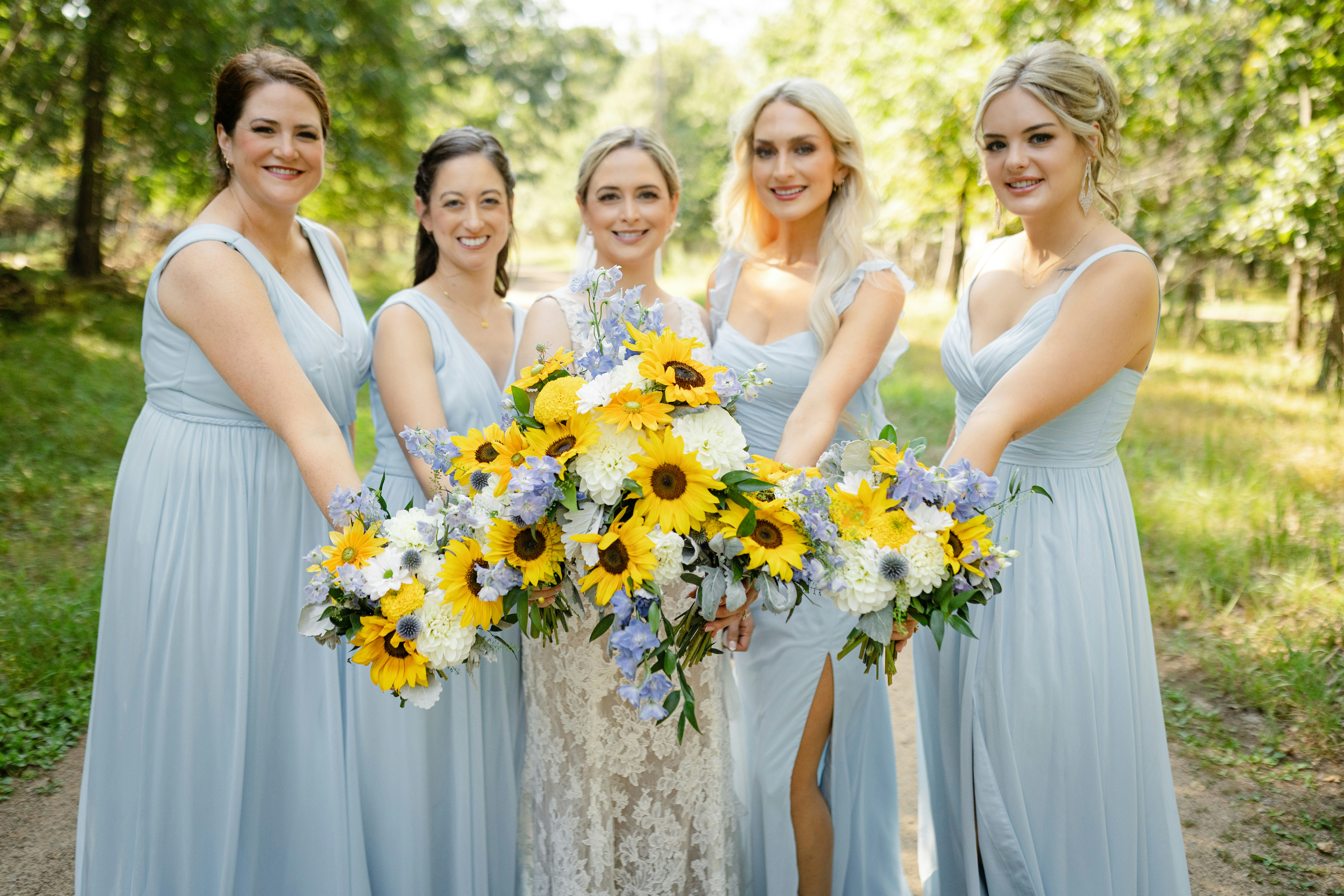 Bridesmaids diverse dresses, Wedding party color, Elegant mixed dresses, Bridesmaid bouquet lineup, ilustrasi artikel Stylish Bridesmaids: How to Perfectly Mix and Match Dresses 9