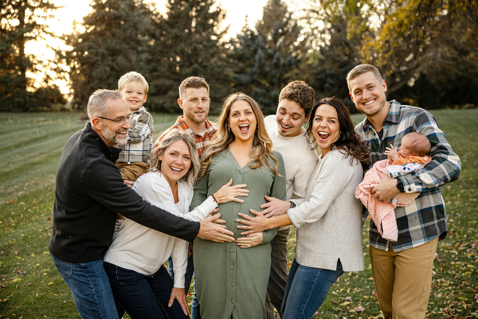 Família feliz reunida ao ar livre